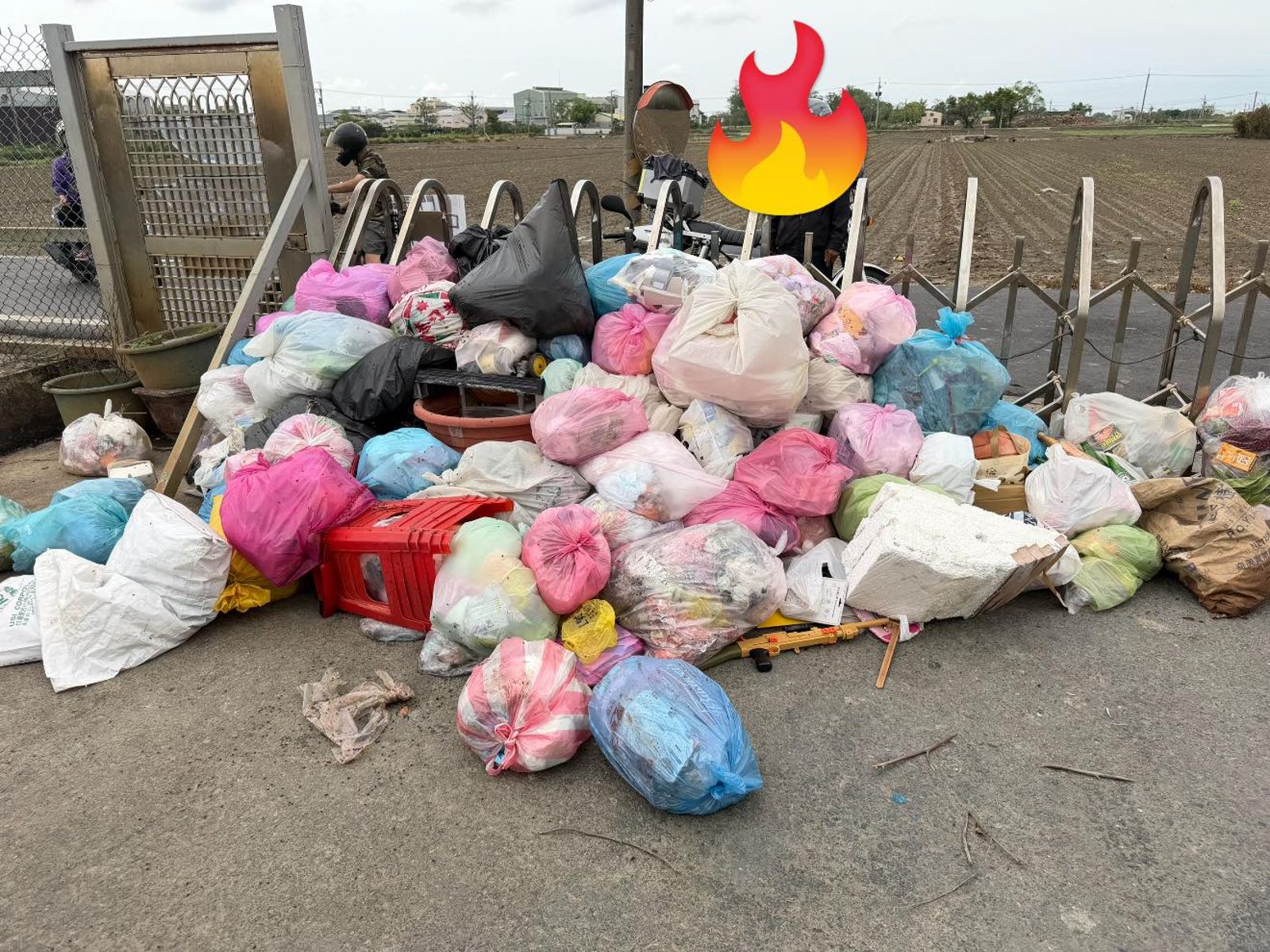 人性好醜陋!台南清潔隊連假4天被「垃圾山堵死」 環保局開罰了