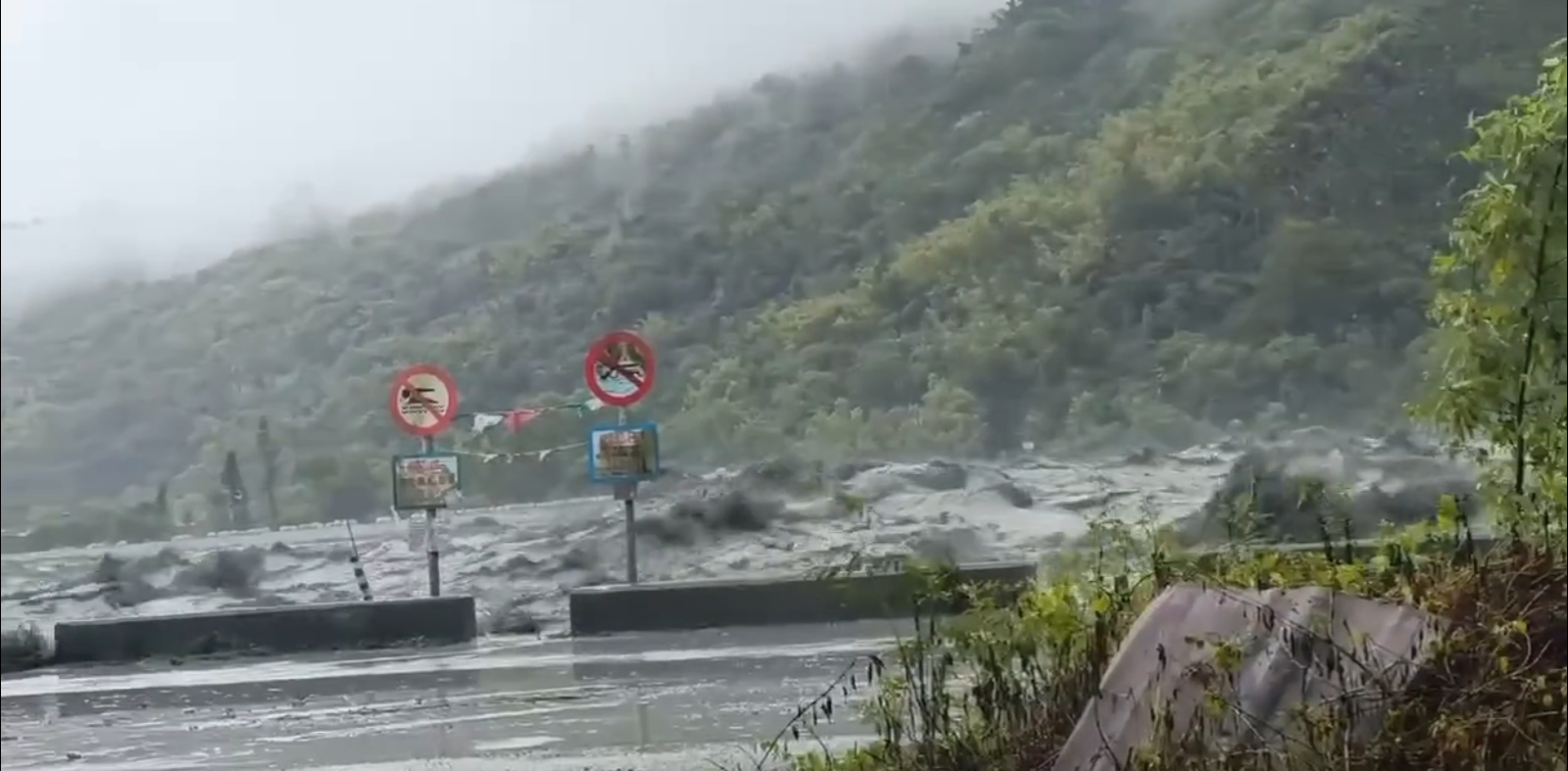 馬太鞍溪堰塞湖壩頂溢流，夾帶砂石的黑色大水沖斷了馬太鞍溪橋。圖／Thread網友maribasiiiiii授權提供