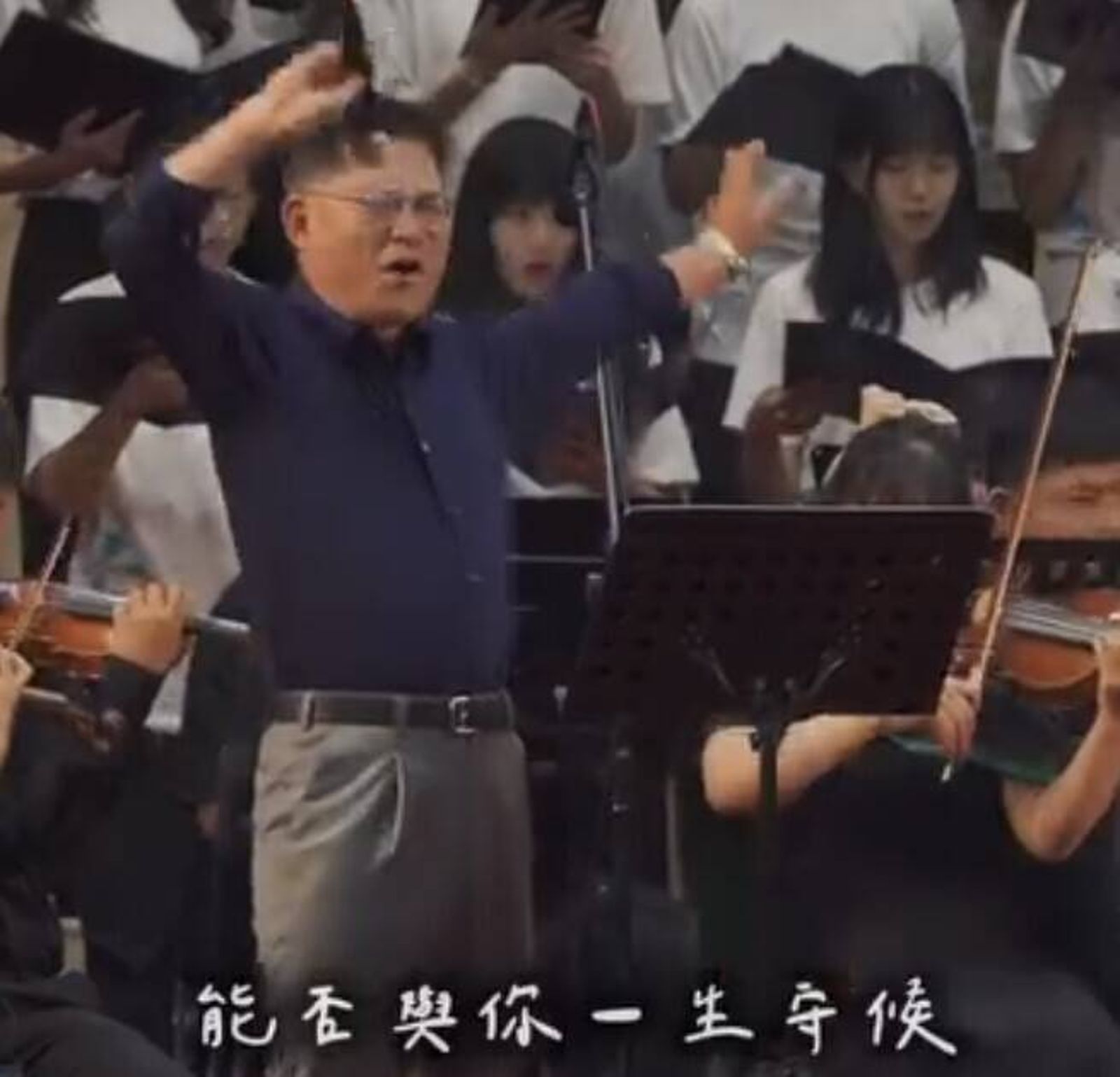 牛津博士變身「情歌王子」!成大校長畢業宴高歌全場嗨翻 網看「復古歌單」驚呆:比學生還老