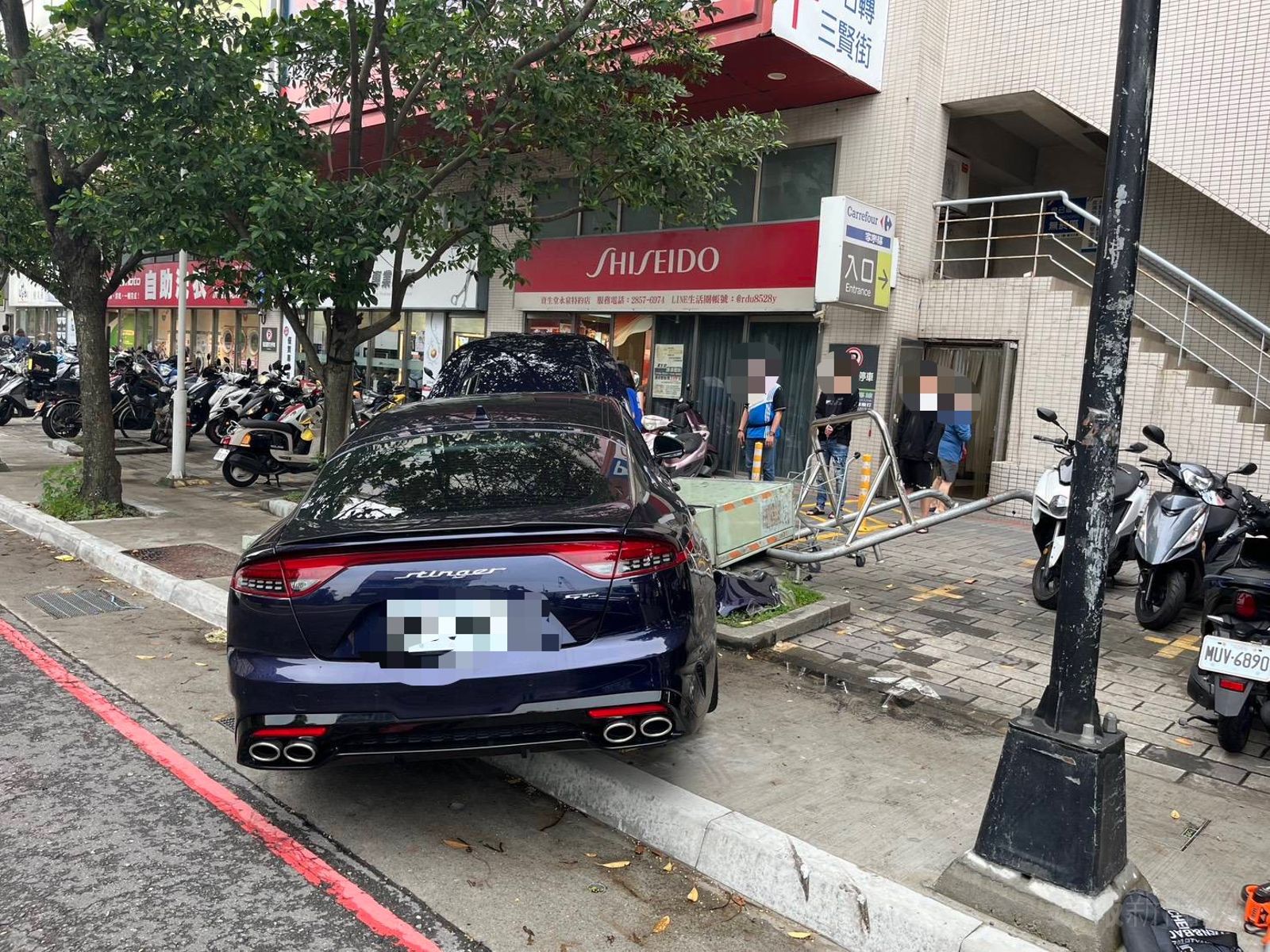 游男因撿拾車內掉落物造成車輛偏移撞上人行道上的變電箱。警方提供