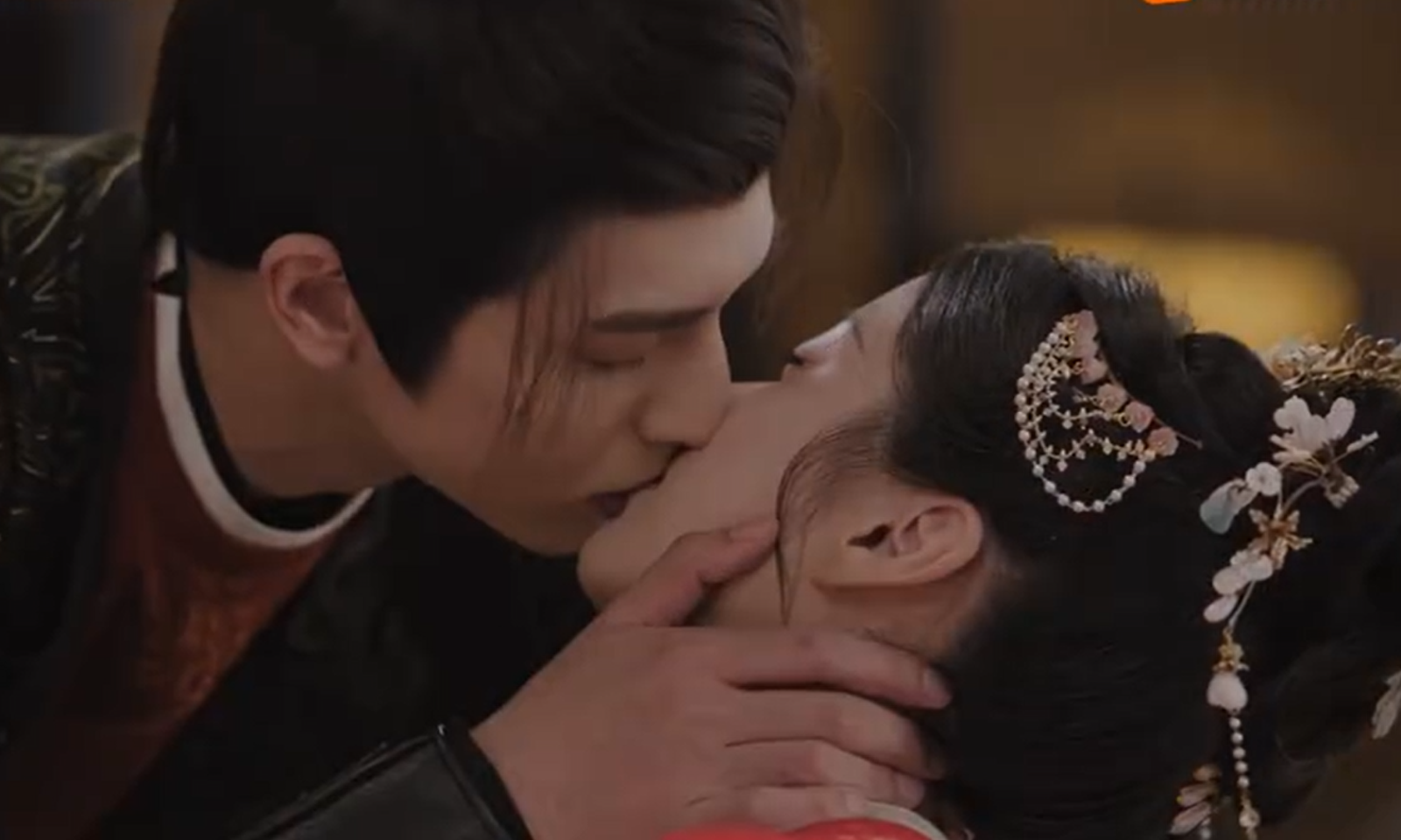 宋威龍床咚三連吻　包上恩羞喊：夫君收斂點