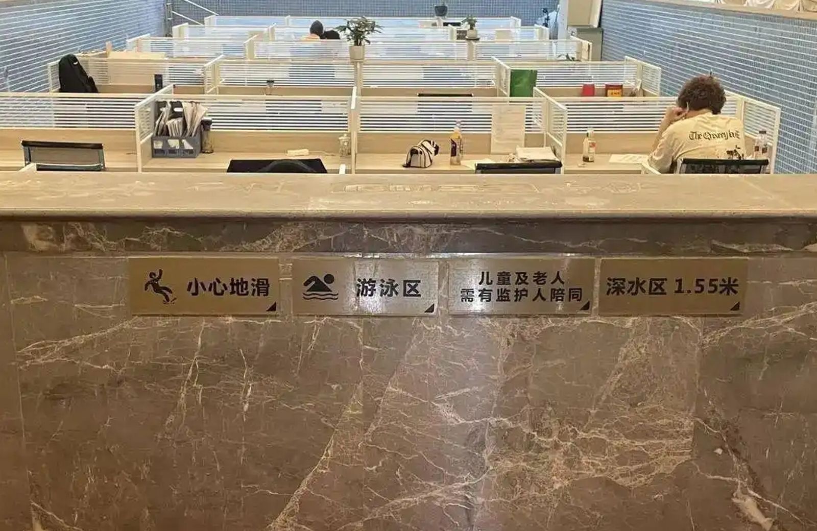 游泳池的提醒告事都沒有拆掉。圖／翻攝封面新聞