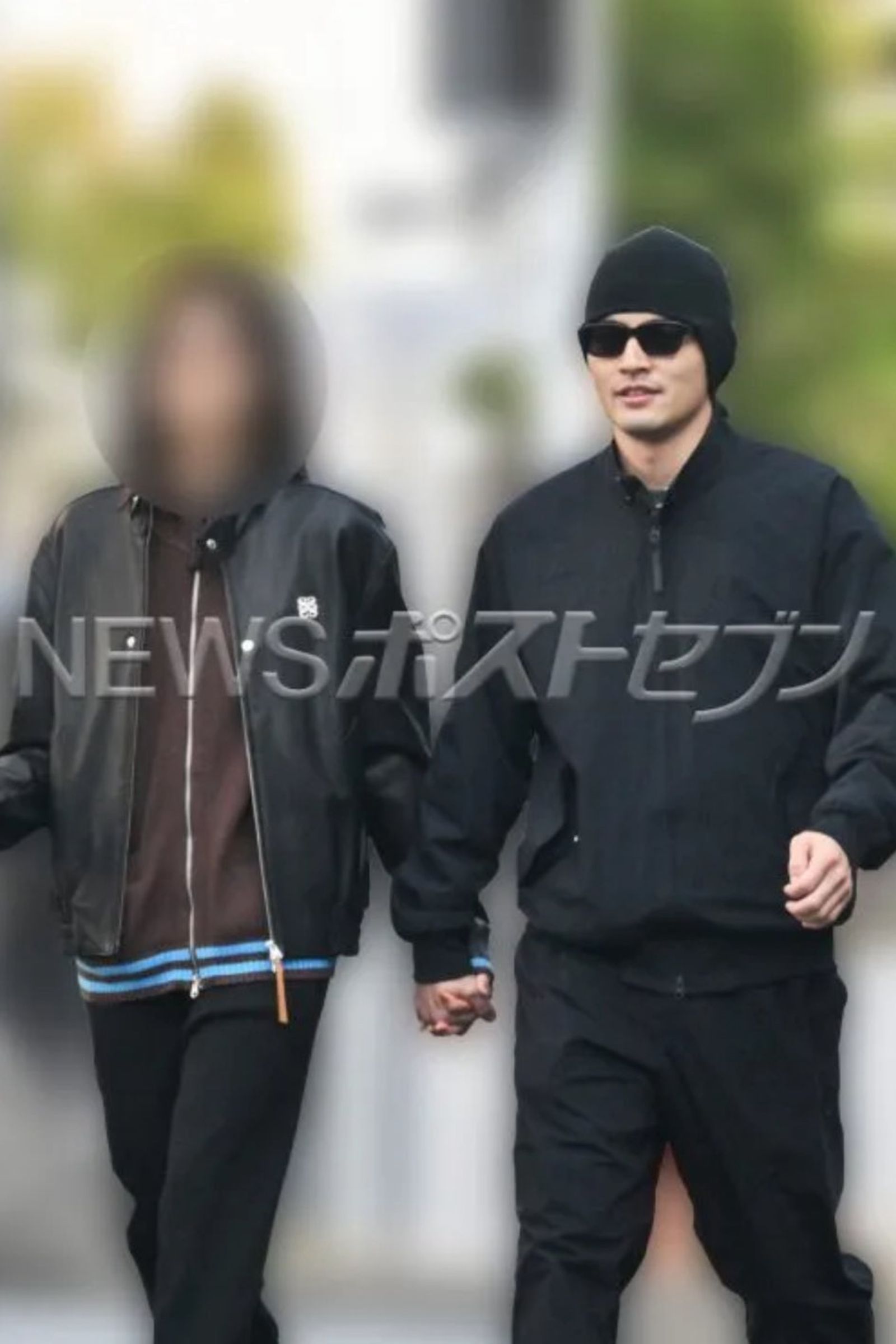 水上恒司姊弟戀修成正果,去年底被媒體拍到牽手逛街時已大方認愛。翻攝news-postseven