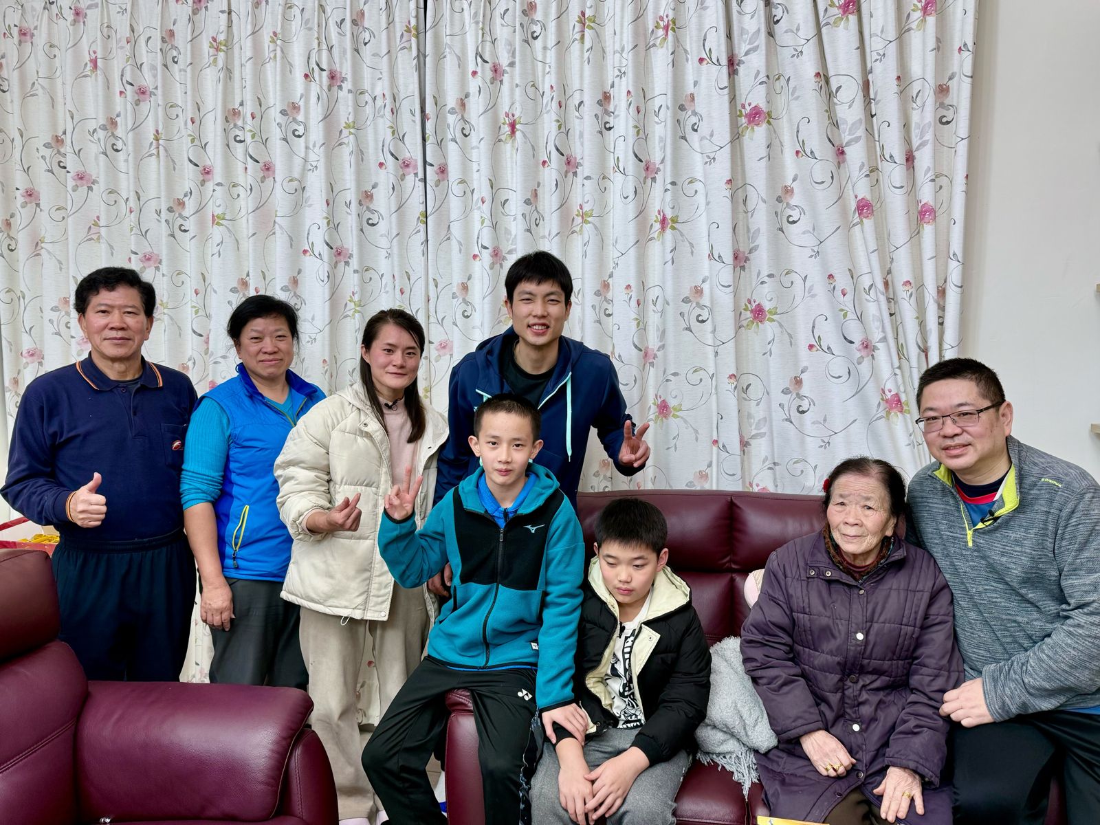 周天成飛馬祖鼓勵小球員：資源少更要努力　《誰來晚餐》真情流露