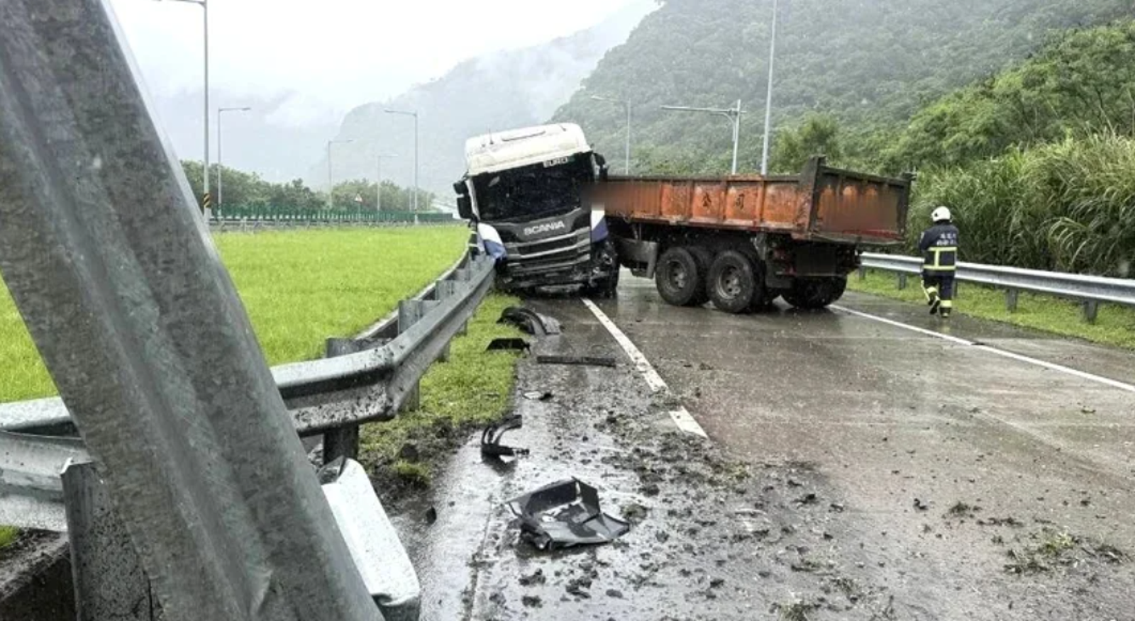 蘇花改驚魂!砂石車紅燈急煞「180度大甩尾」折甘蔗 驚悚畫面曝光