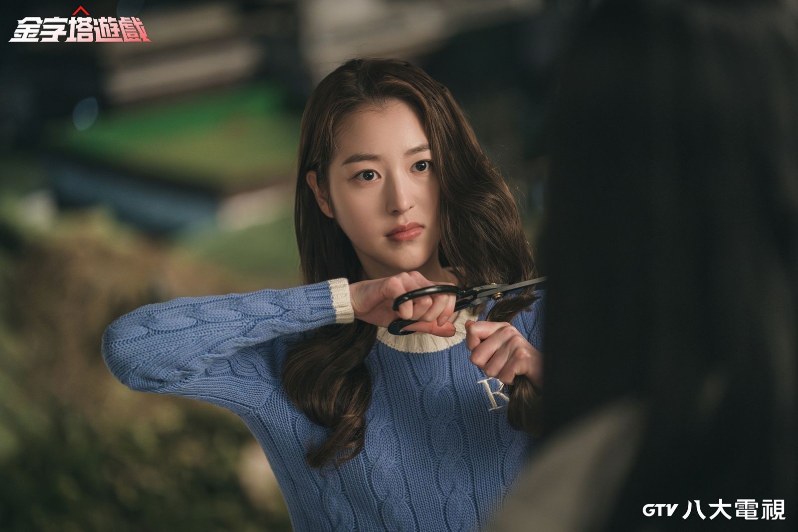 張多皒劇中看似是溫柔乖乖牌,卻是殘忍的階級遊戲幕後指使者。八大提供
