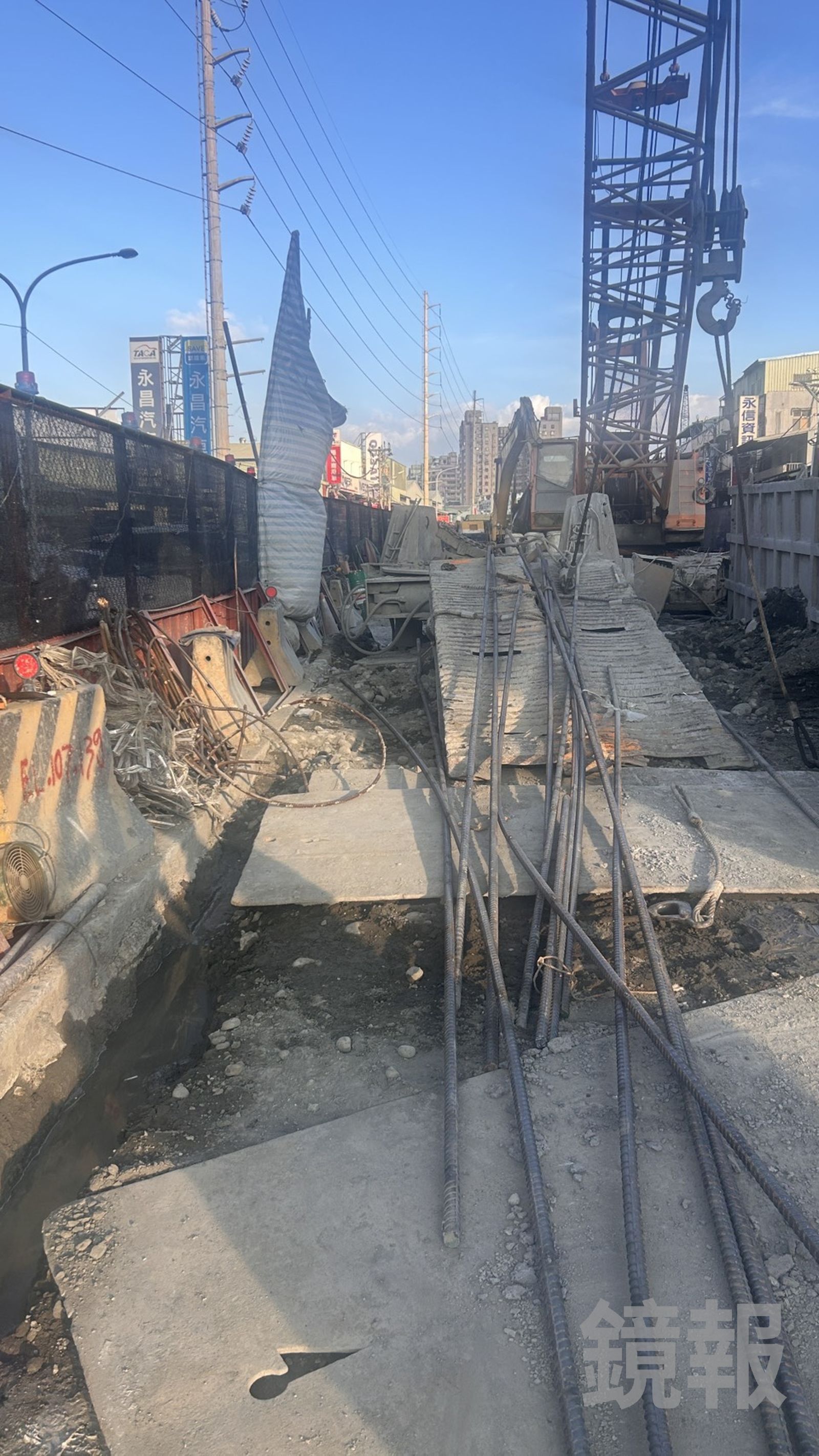 2昨日新北市樹林捷運工地發生吊臂機操作不當導致鋼筋擊中機車騎士的意外。警方提供