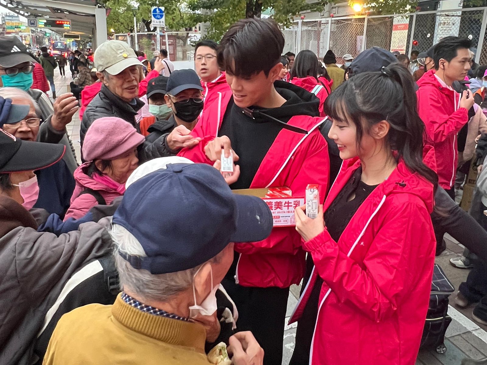 由藝人衣宸帶領兆群聯手行動，將溫暖分享給更多人，發放上百份熱食、熱茶與防寒物資，提供給需要幫助的街友 。心潮麗天協會提供