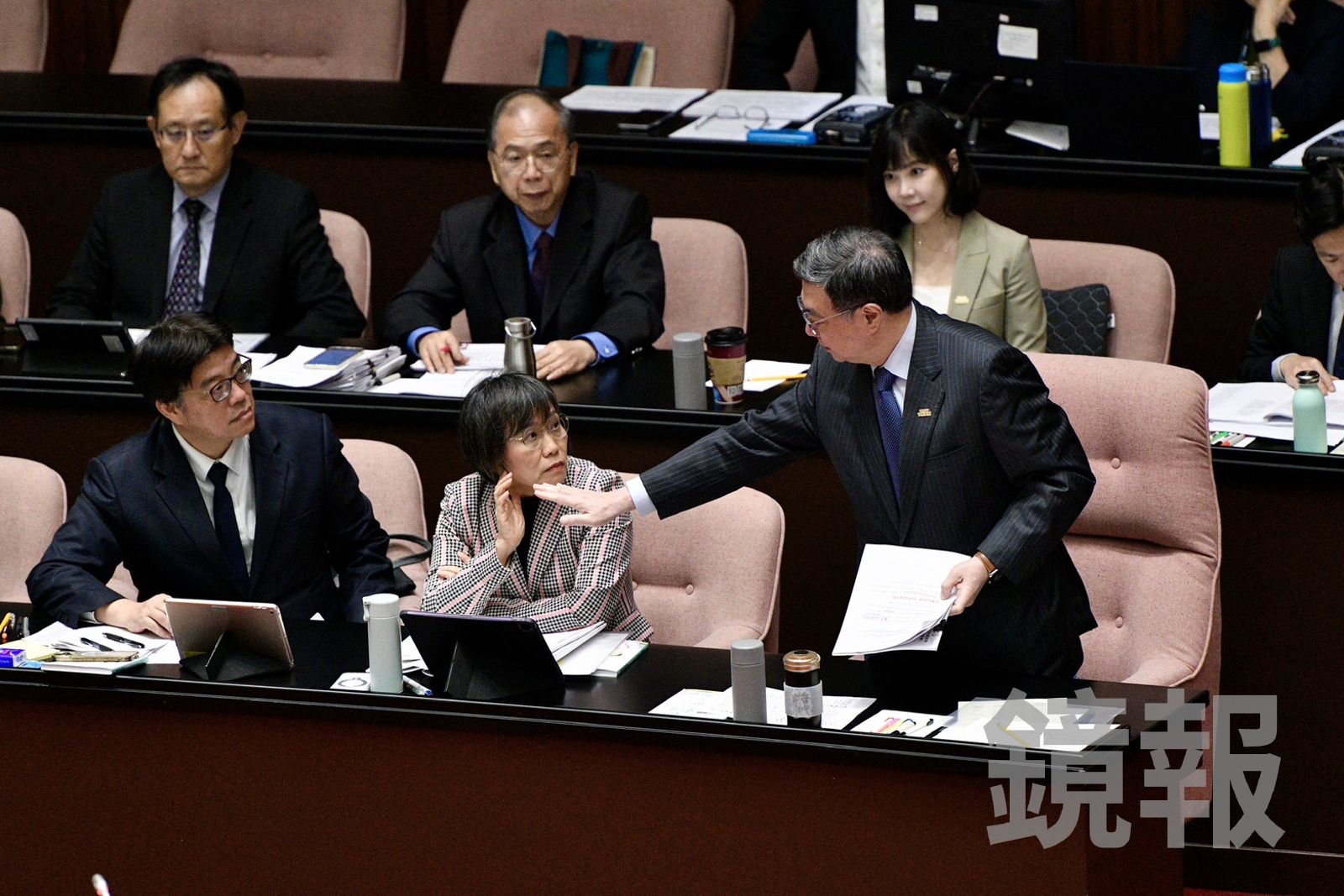 行政院長卓榮泰出手擋下起身的行政官員，獨自上台向立法院長韓國瑜報告。（圖／李智為攝）