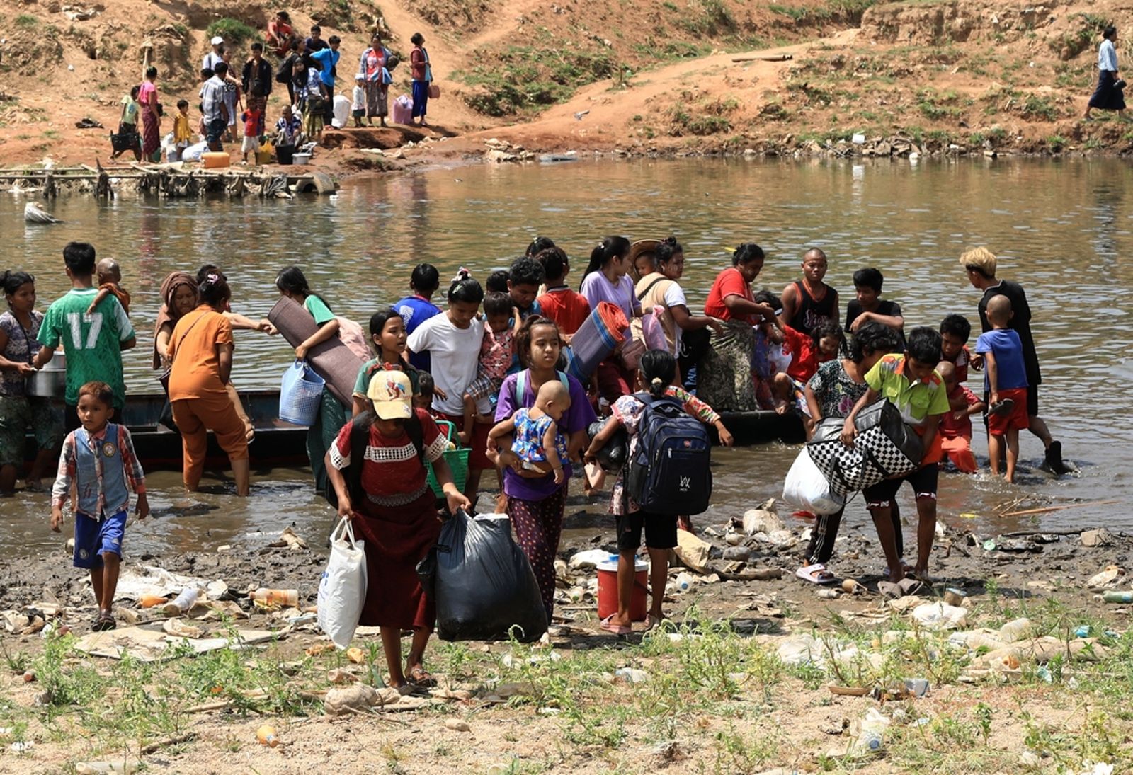 泰緬邊境全長2,416 公里，經常戰亂，圖為2024年緬甸村民越過莫伊何逃往泰國。圖／東方IC