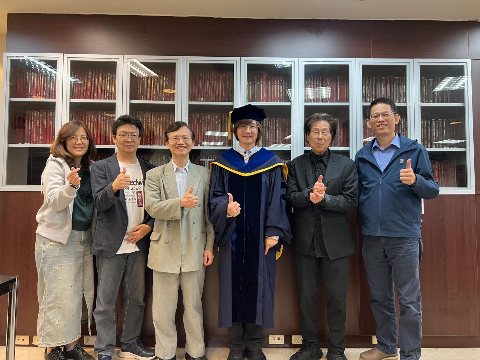 林隆璇(右)7日受頒博士學位。翻攝林隆璇臉書