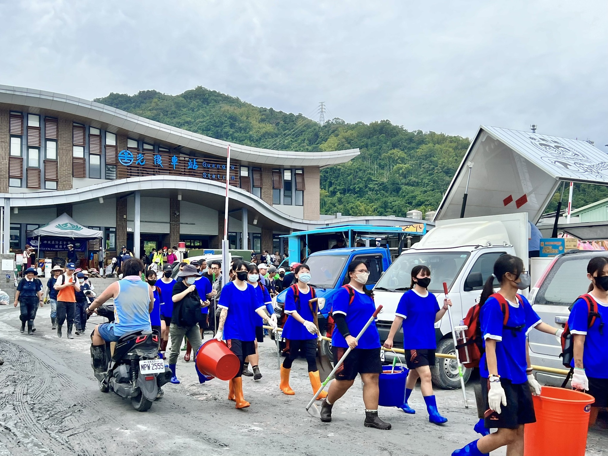 鏟子超人登上國際媒體！大幅報導「數萬人湧入小鎮救災」