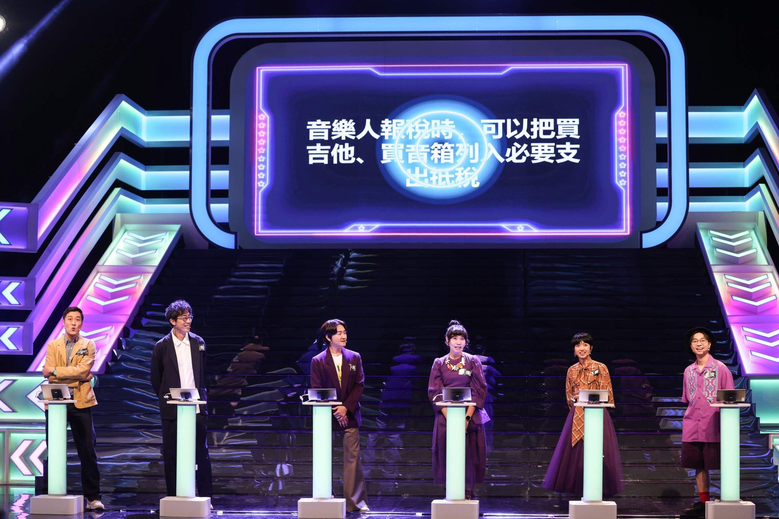 哈林庾澄慶主持《哈!真相大白了》邀來(左起)DJ 布萊恩、馬念先,樂團「旺福」成員小民、瑪靡、推機、肚皮等人上節目,現場趣味十足!。公視提供