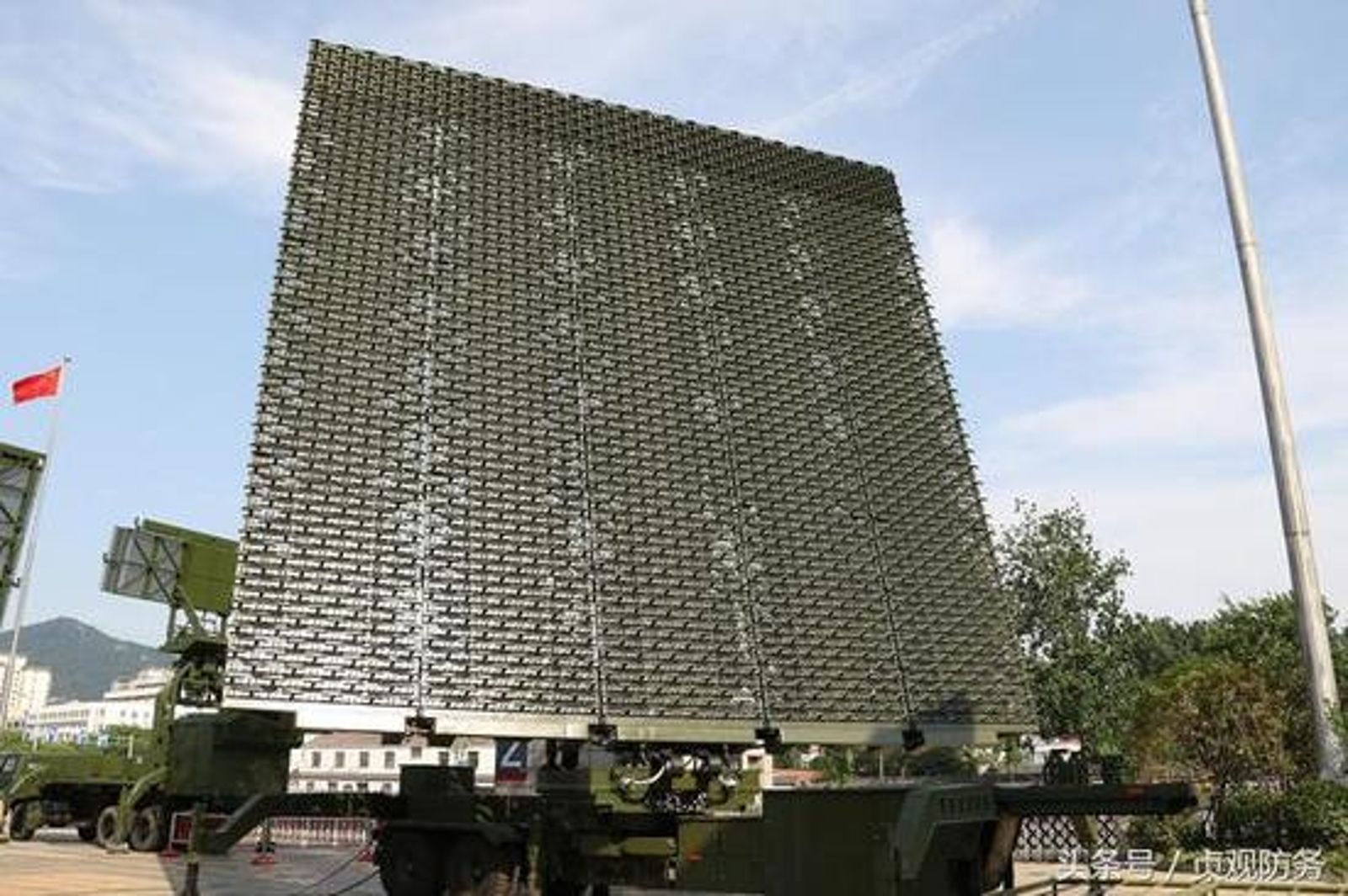 YLC-8B第四代機動式反匿蹤雷達系統僅能提供概略的「早期預警」,絕對無法生成可用於導引飛彈的「射控級」精確航跡。翻攝自新浪軍事