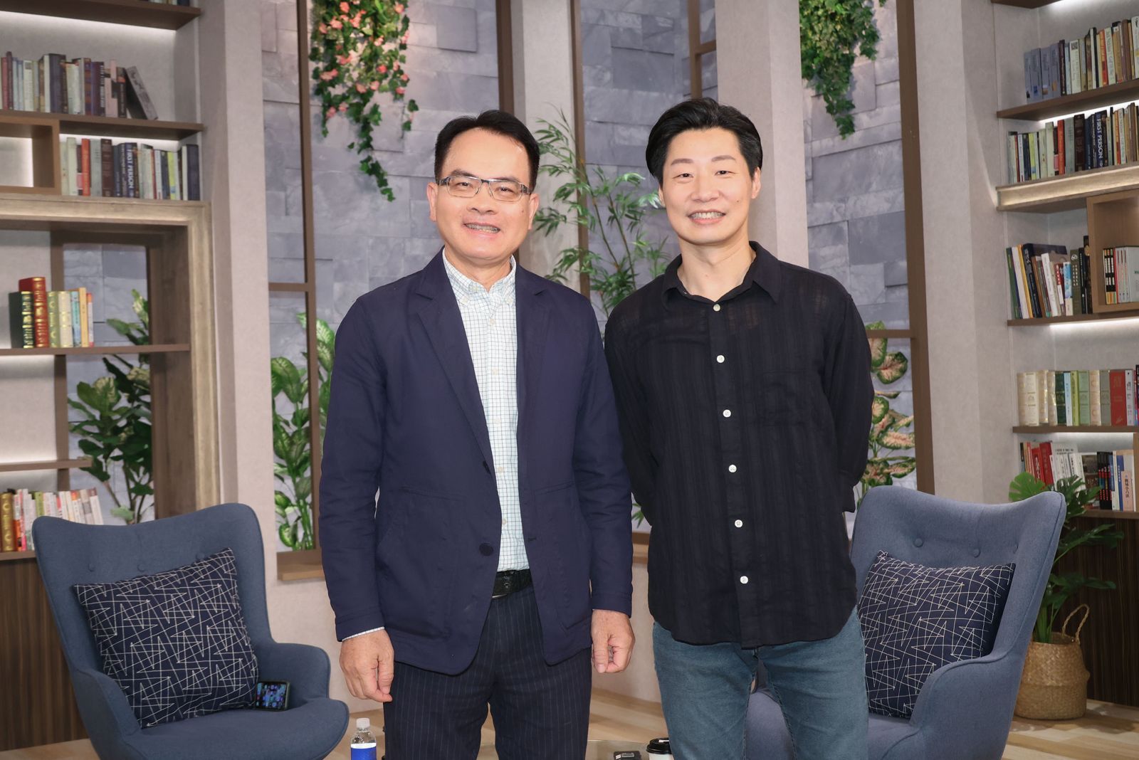 《話時代人物》主持人鄭弘儀（左）、林昶佐。三立提供