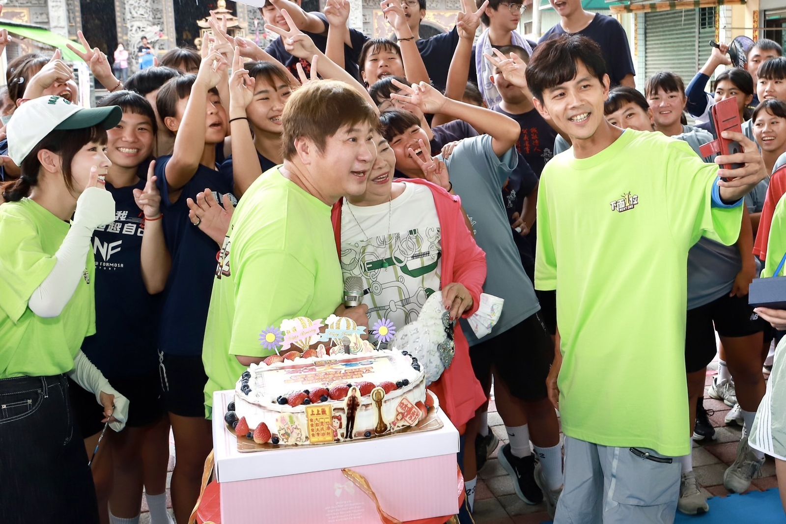 阿嬤的反應喜感可愛。民視提供