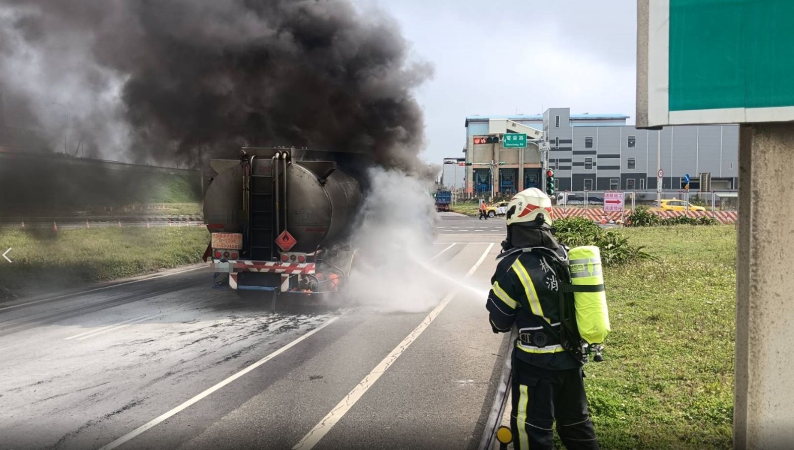 「碰」！化學槽車等紅燈聞不明聲響　後輪瞬間起火黑煙直竄
