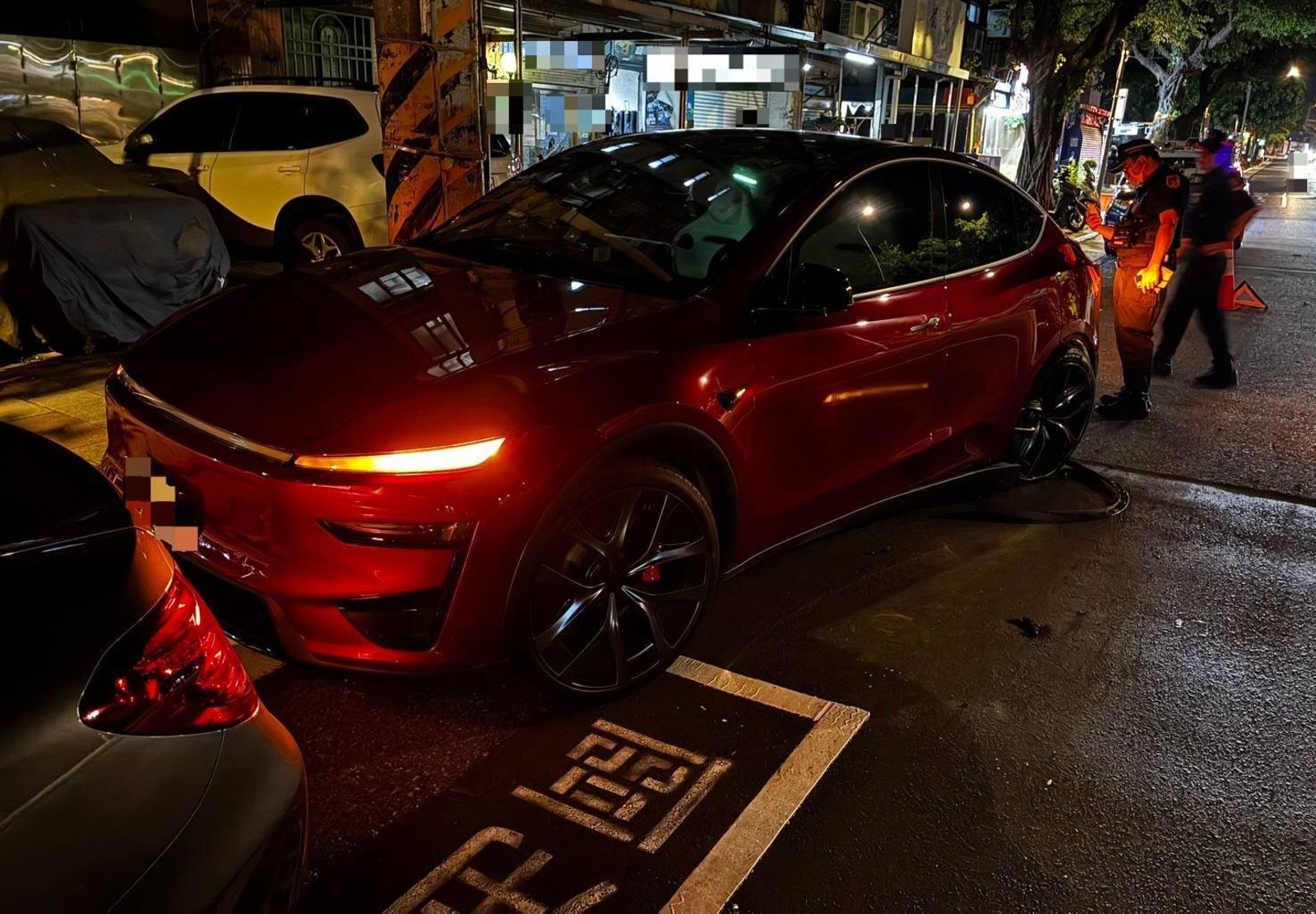 嚇壞!南港瑪莎拉蒂「狠削2車」下車看一眼就跑 現場掉落「一支菸」竟驗出喪屍成分