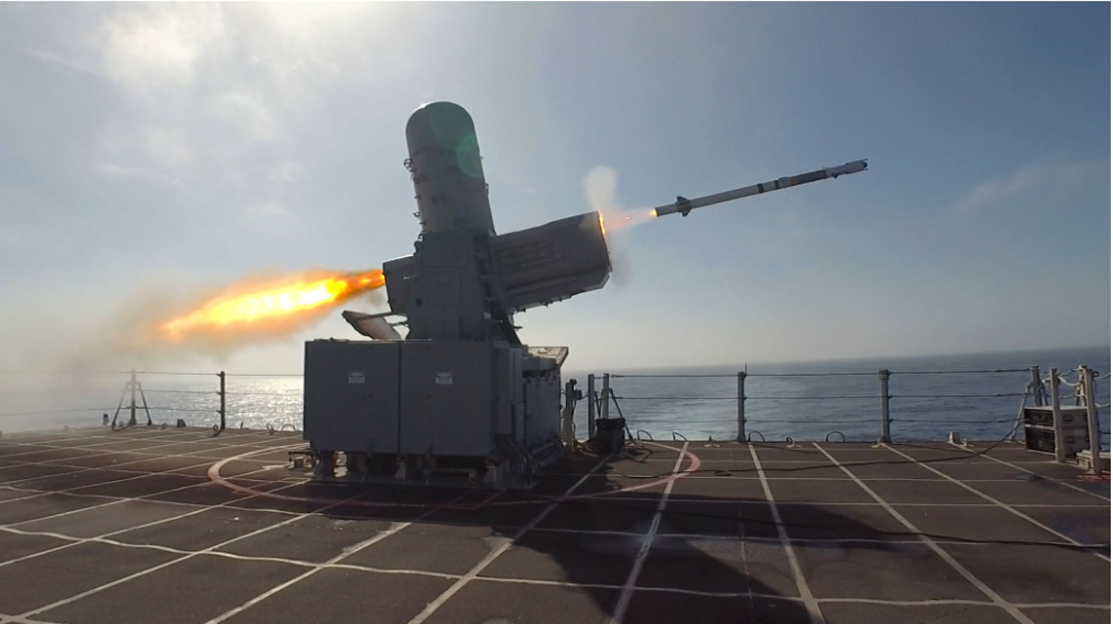 濱海戰鬥艦的海公羊(SeaRAM)武器系統發射RIM-116滾體飛彈。