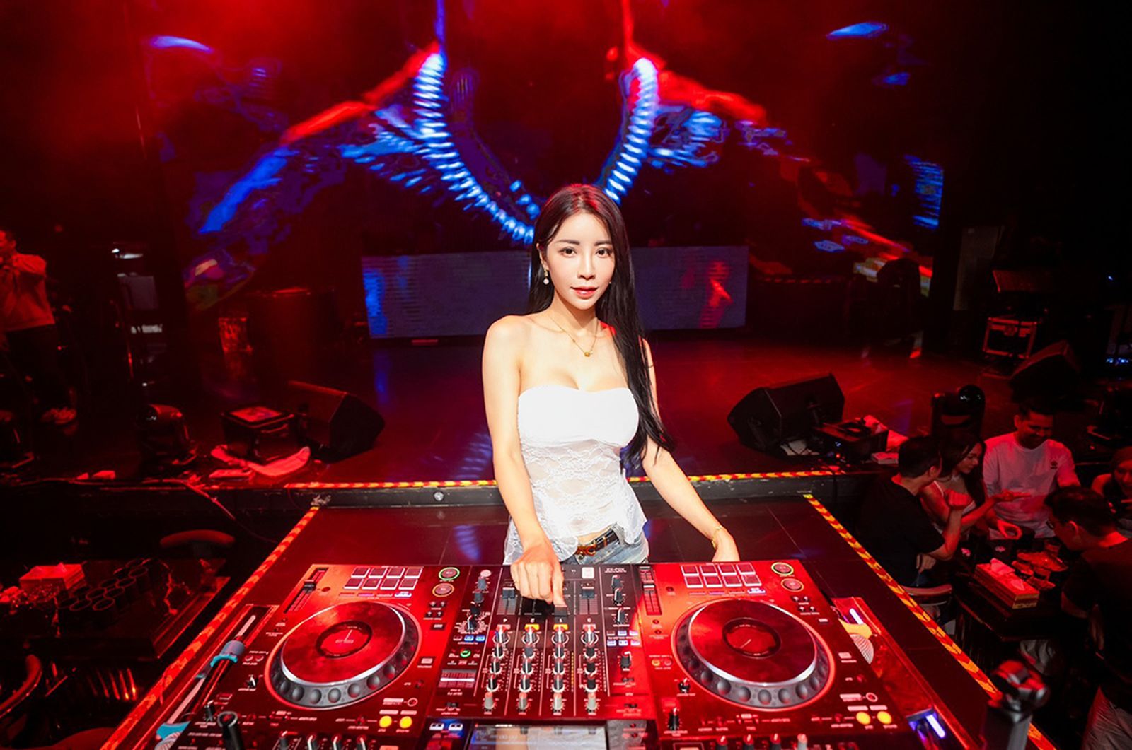 性感御姐DJ Liya驚爆單親身世！16歲扛家計養母妹　23歲遇色影師險遭毒手