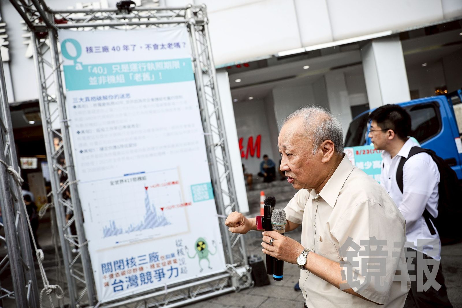 李敏今天（13日）出席由民眾黨舉辦的核三延役公投特展，並向現場民眾導覽解說。（圖／鄒保祥攝）