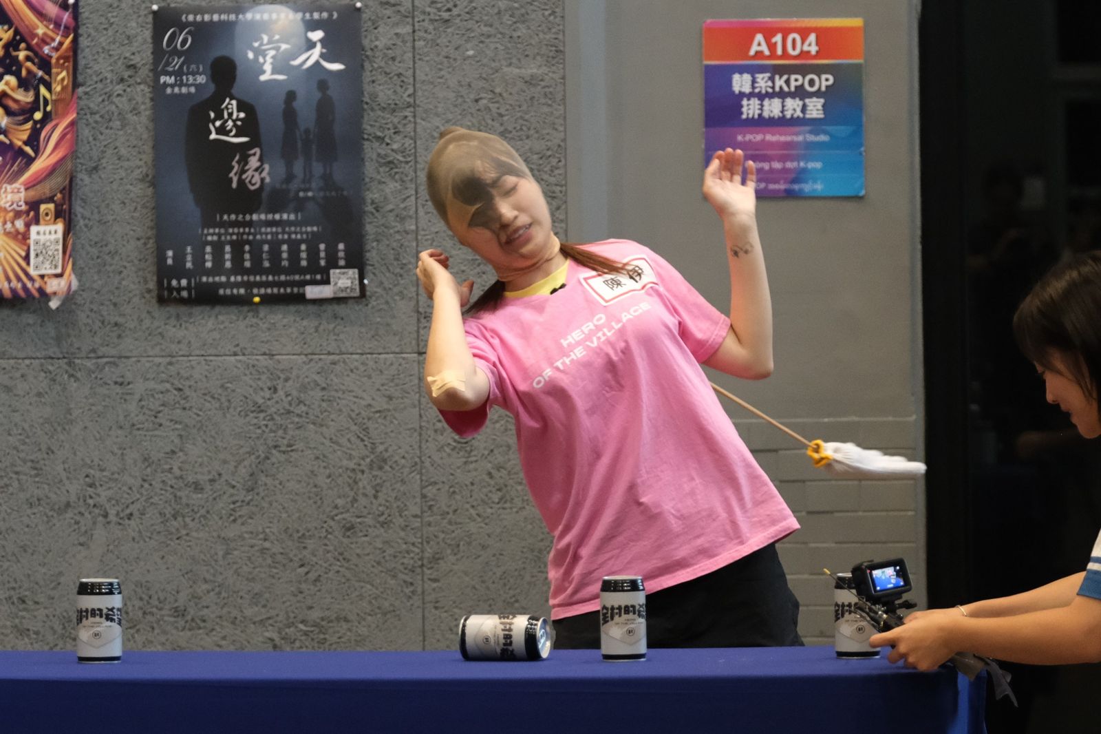 樂天女孩崩壞!陳伊絲襪套頭「顏面全毀」,女神形象一秒幻滅!東森綜合台提供