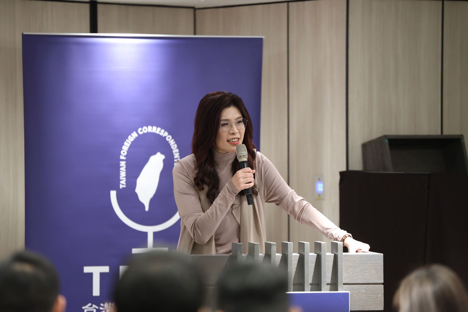 擋軍購換「鄭習會」?鄭麗文駁「純屬虛構」:兩岸和平並非出賣台灣