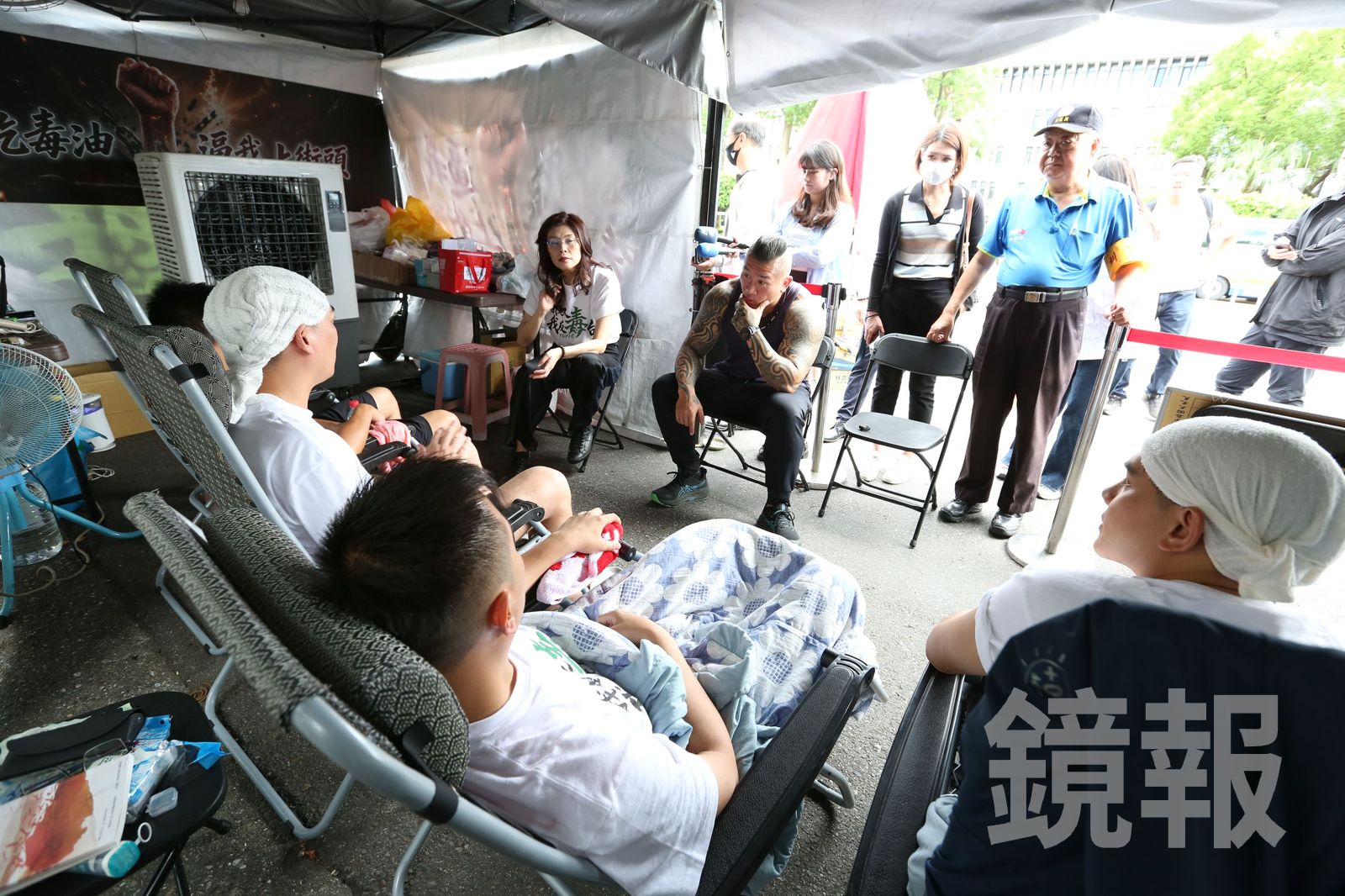 藍青年凱道絕食滿96小時 鄭麗文與館長合體赴現場探視