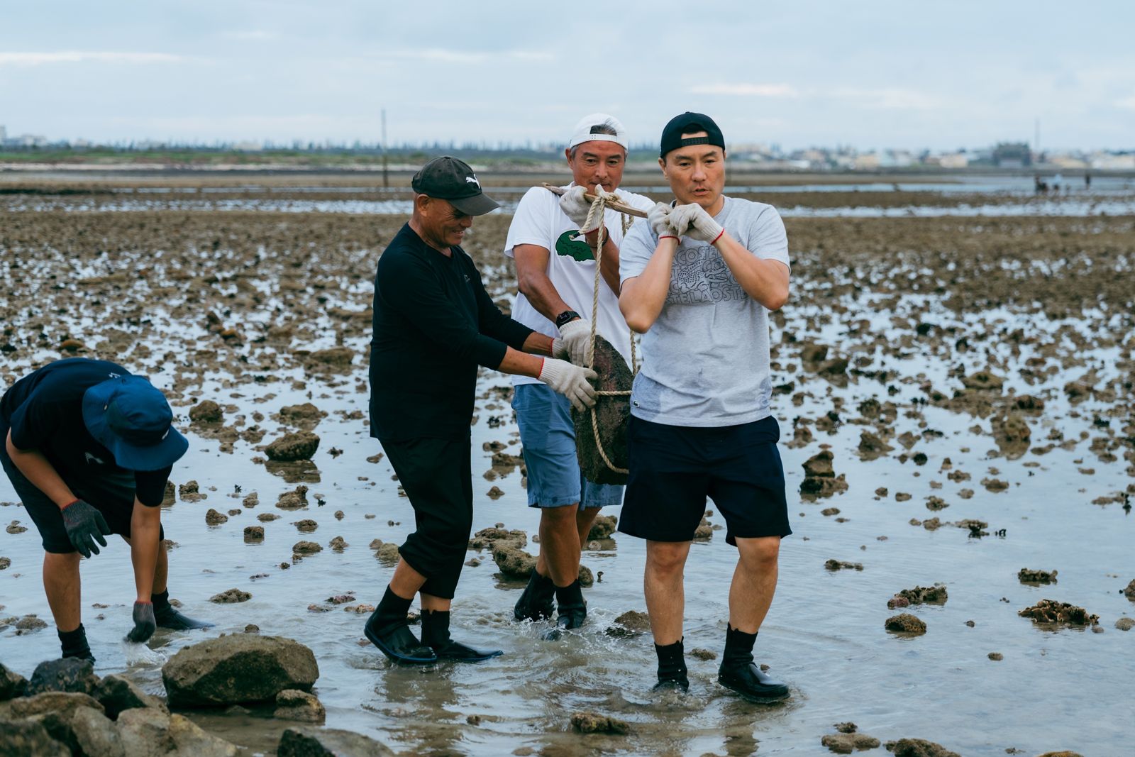 李銘順李銘忠快閃賣150份海鮮湯飯 「收入全捐」暖舉曝光