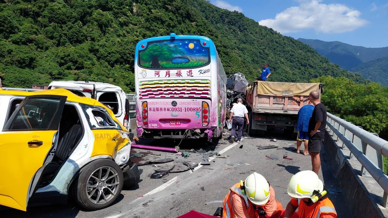 蘇花改武塔段中午發生5車追撞車禍,多人受傷送醫。圖/讀者提供
