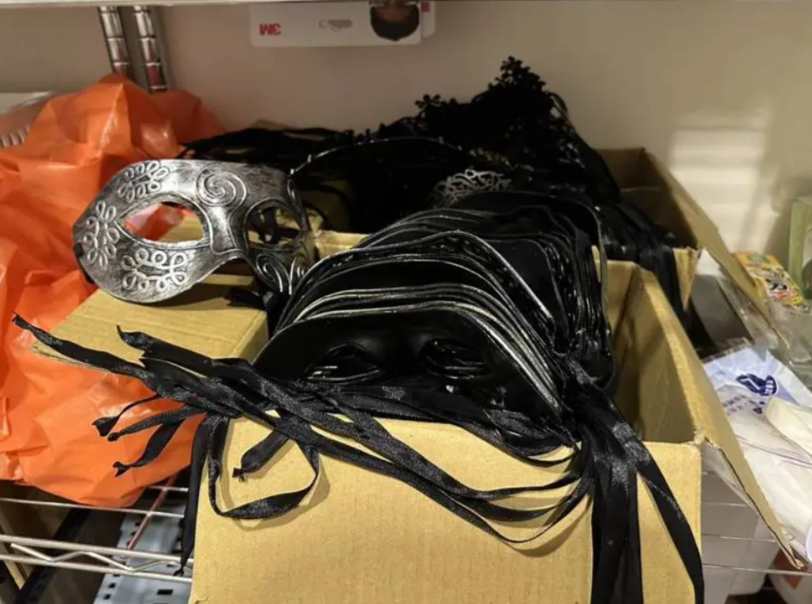 業者提供面具讓害羞客人配戴。讀者提供