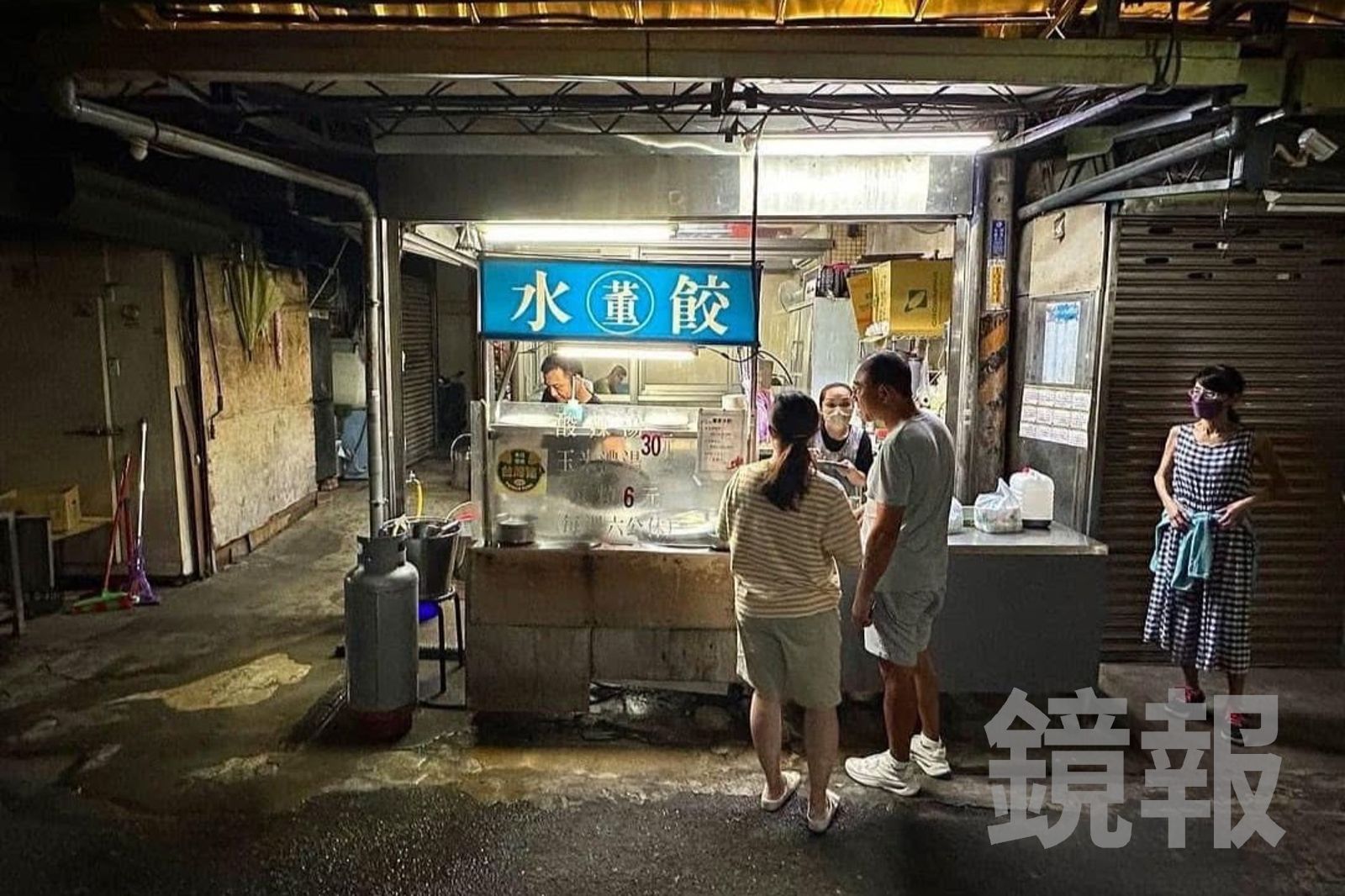 「永和董家水餃」藏身在傳統市場裡，傍晚才開始營業到深夜。