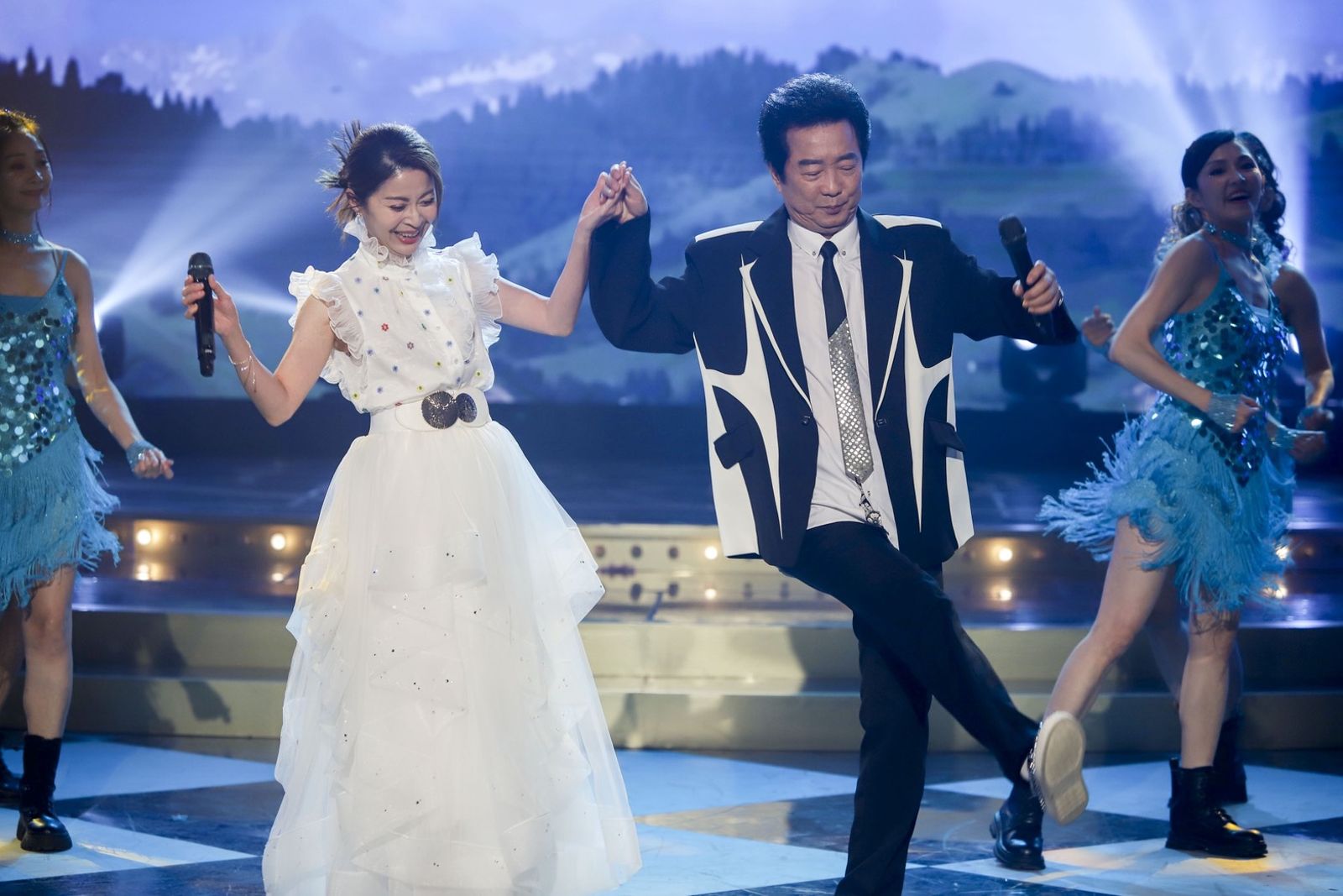 高群和林姍合唱〈風鈴聲〉飄出粉紅泡泡。民視提供