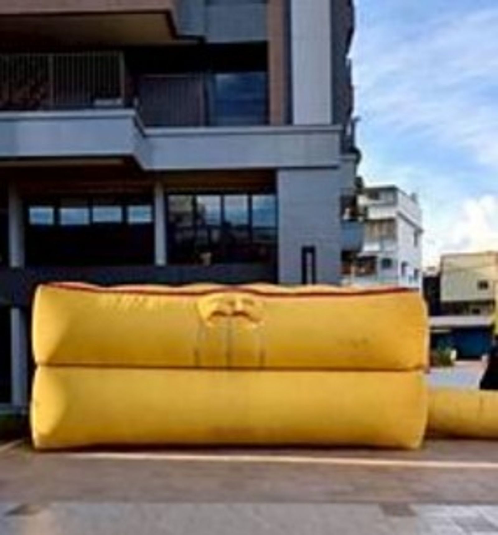 高雄離異夫妻爭吵濺血！前夫持刀刺傷前妻　站上13樓陽台警消勸說中