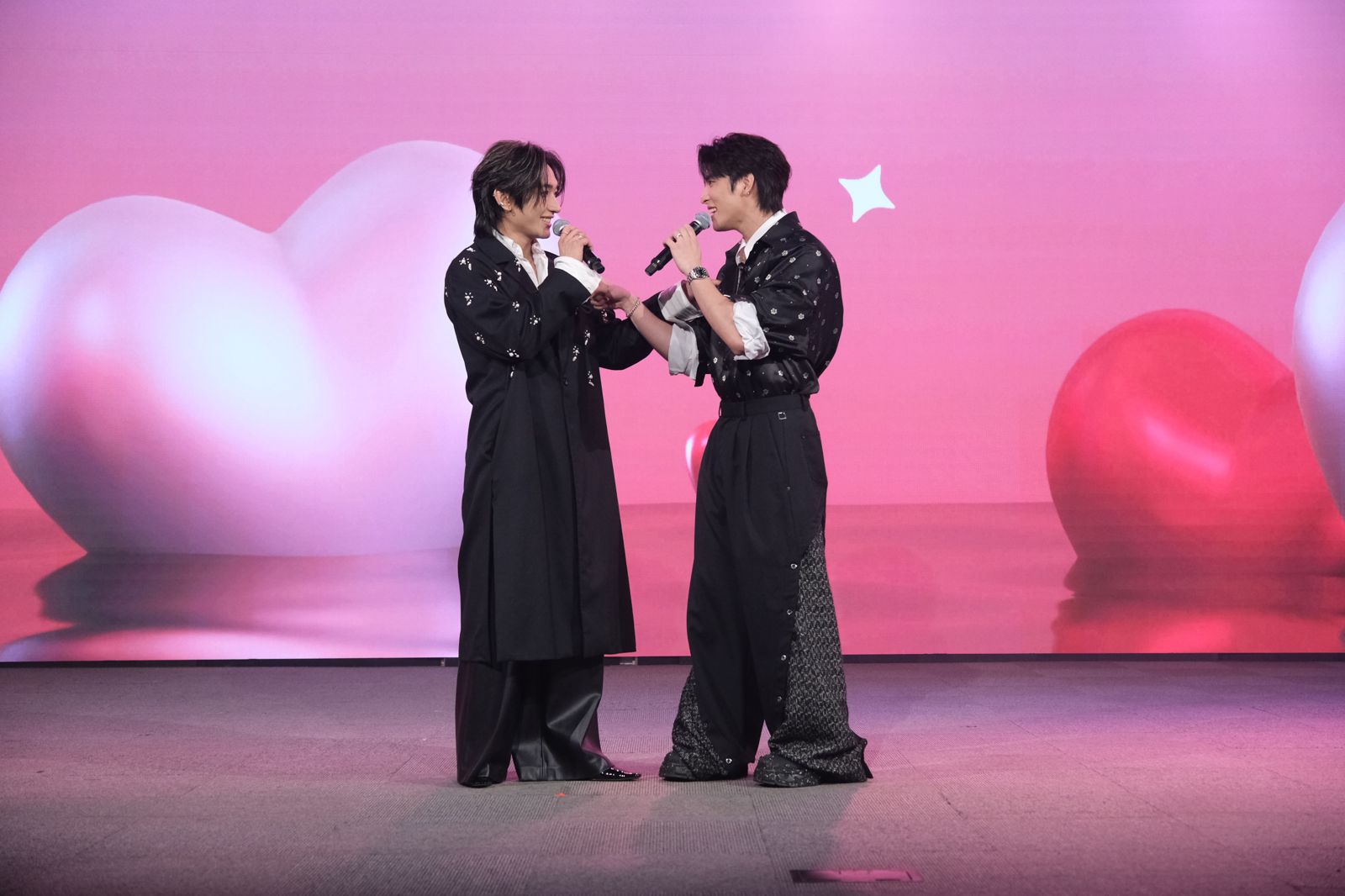 香港BL劇男星來台開唱 不忘哀悼宏福苑大火逝者...感謝前線人員無私奉獻