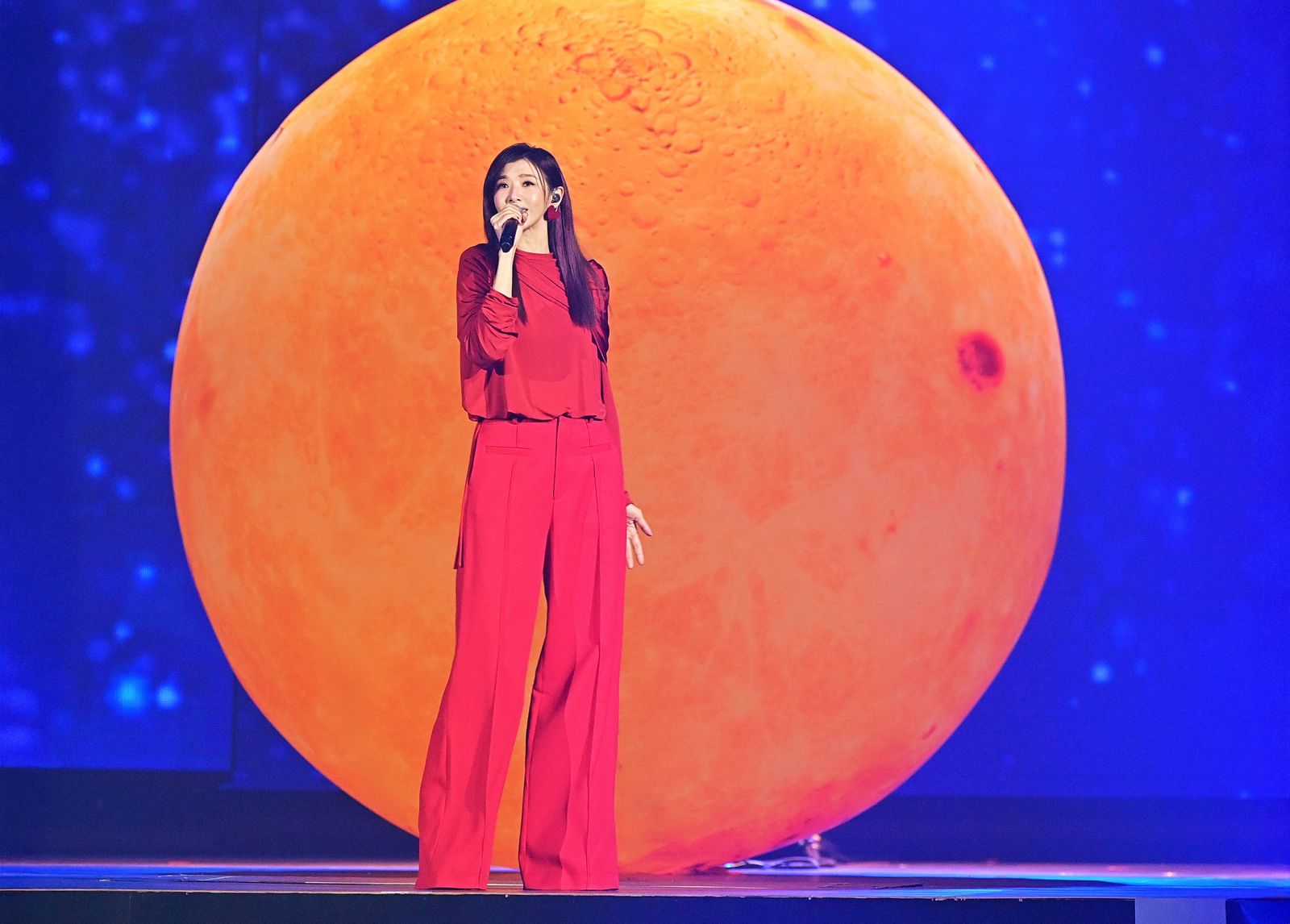 蘇慧倫暌違五年登《紅白》，溫柔嗓音擄獲觀眾。台視提供