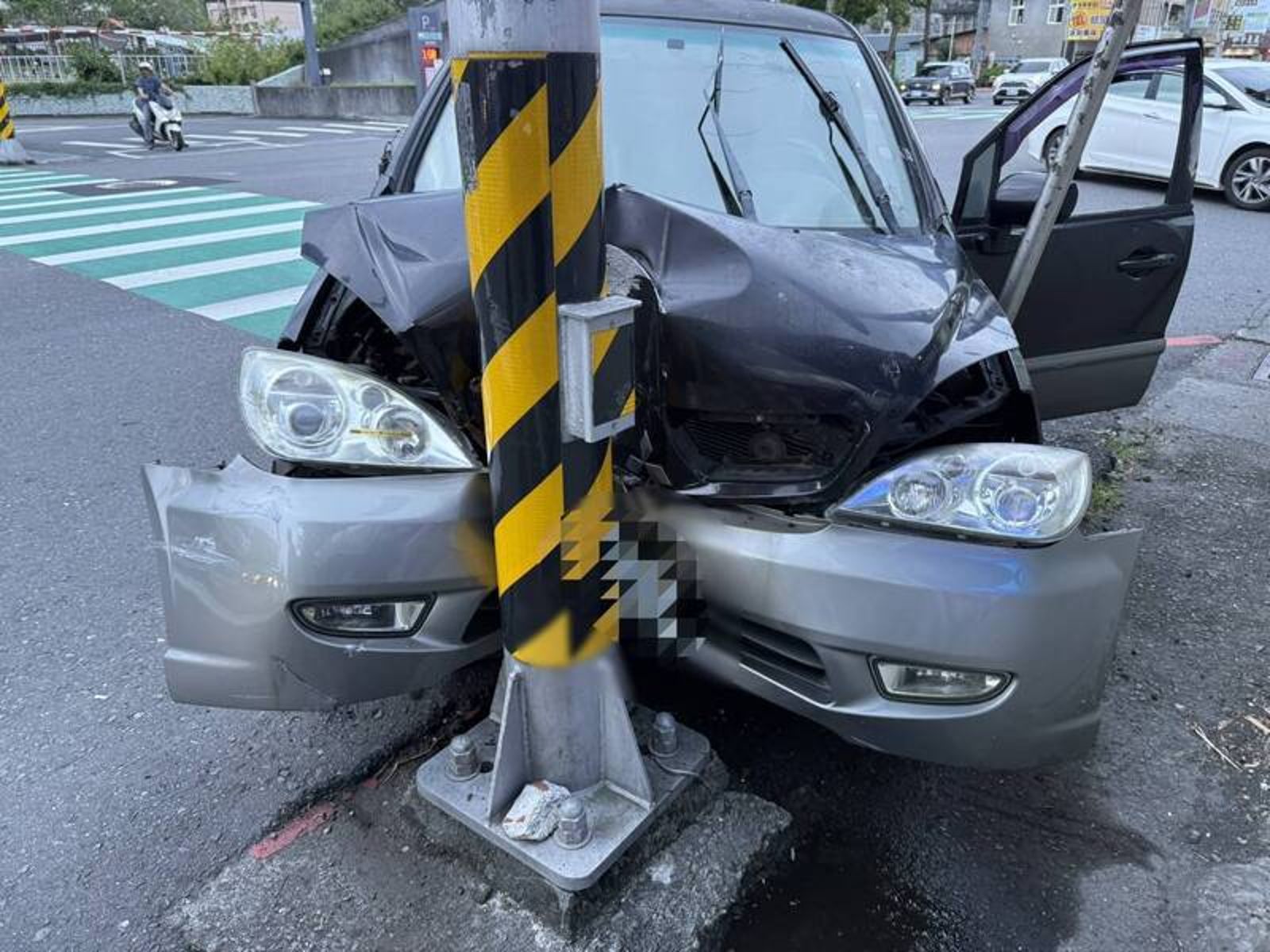 礁溪蔥油餅名店外「砰」一聲!排隊人潮傻眼…休旅車自撞紅綠燈