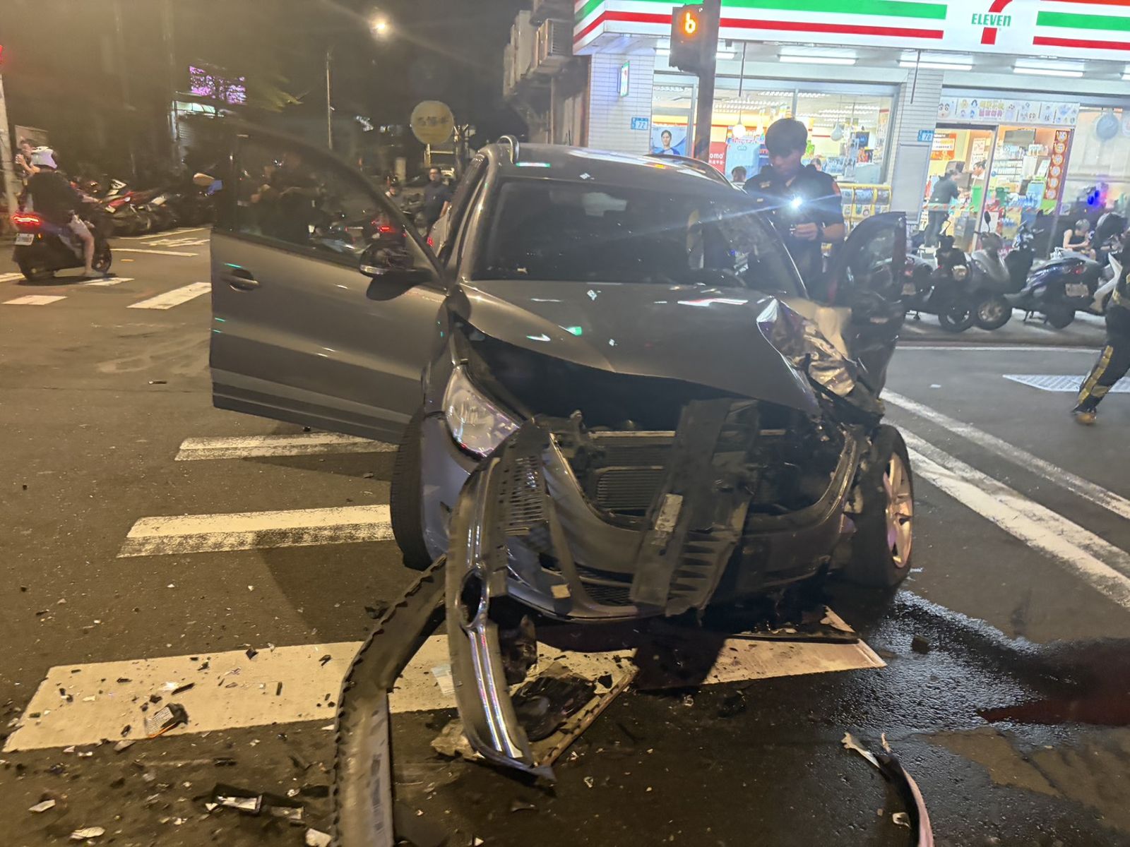 鄒男車頭幾乎撞爛。圖/翻攝畫面