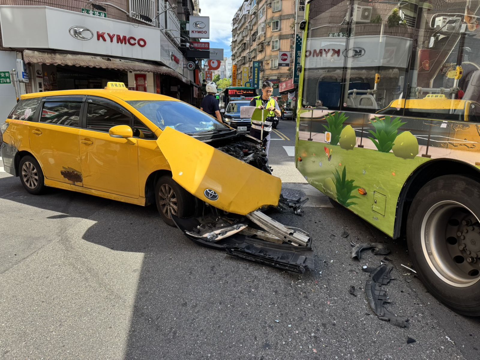 計程車從巷內駛出直接撞上公車。翻攝畫面