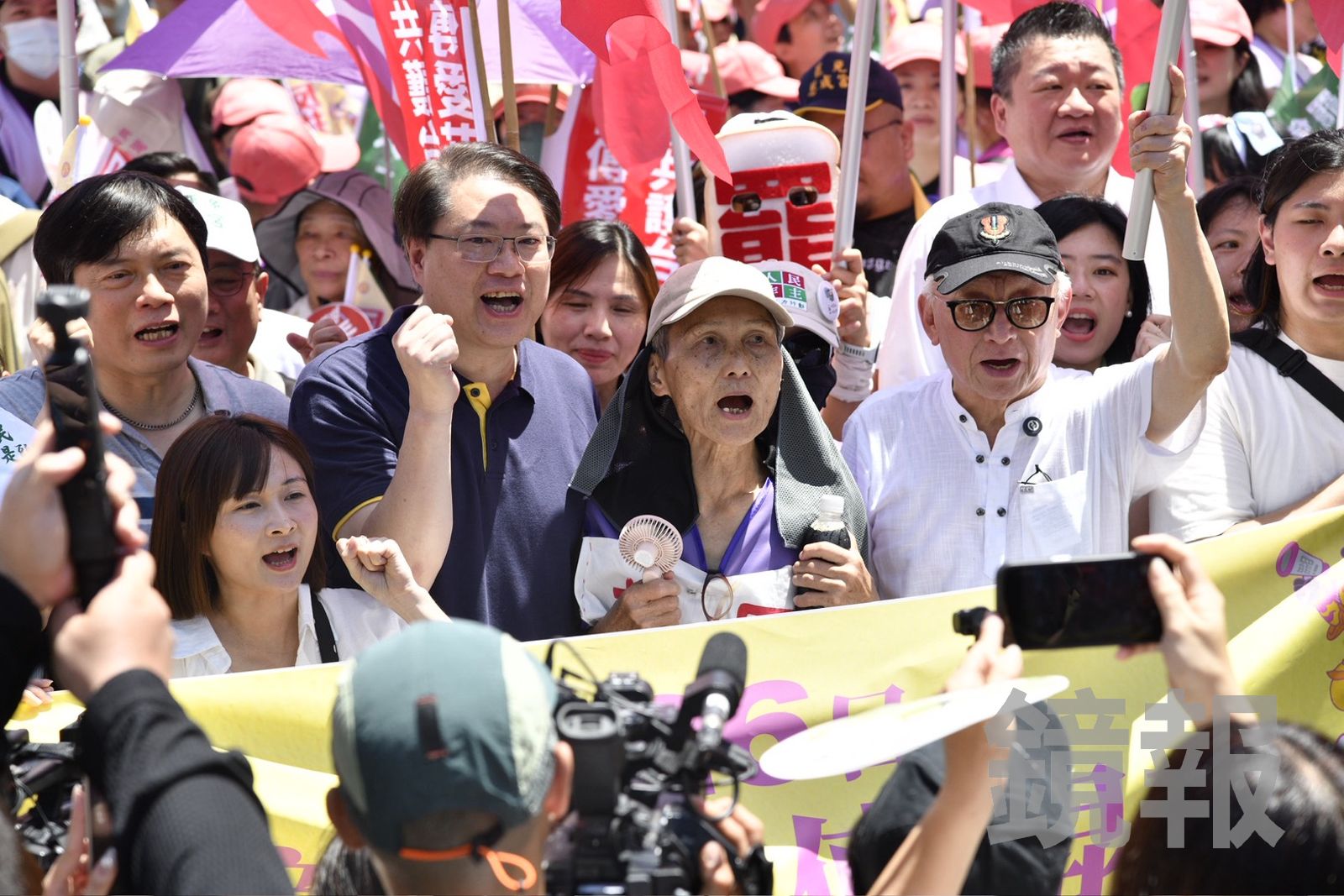 「護國大遶境」今於花蓮出發，「葉霸」葉春蓮（中）、聯電創辦人曹興誠（右）和民進黨秘書長林右昌（左）走在遊行隊伍前方領軍。（圖／李智為攝）