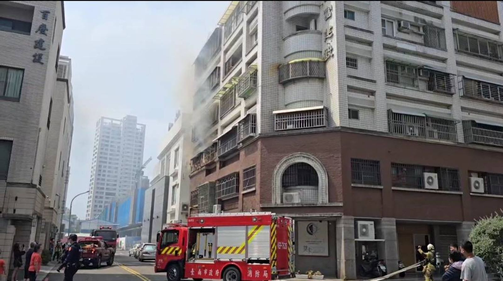台南安平公寓驚傳爆炸聲！三樓竄火煙　消防員馳援迅速撲滅