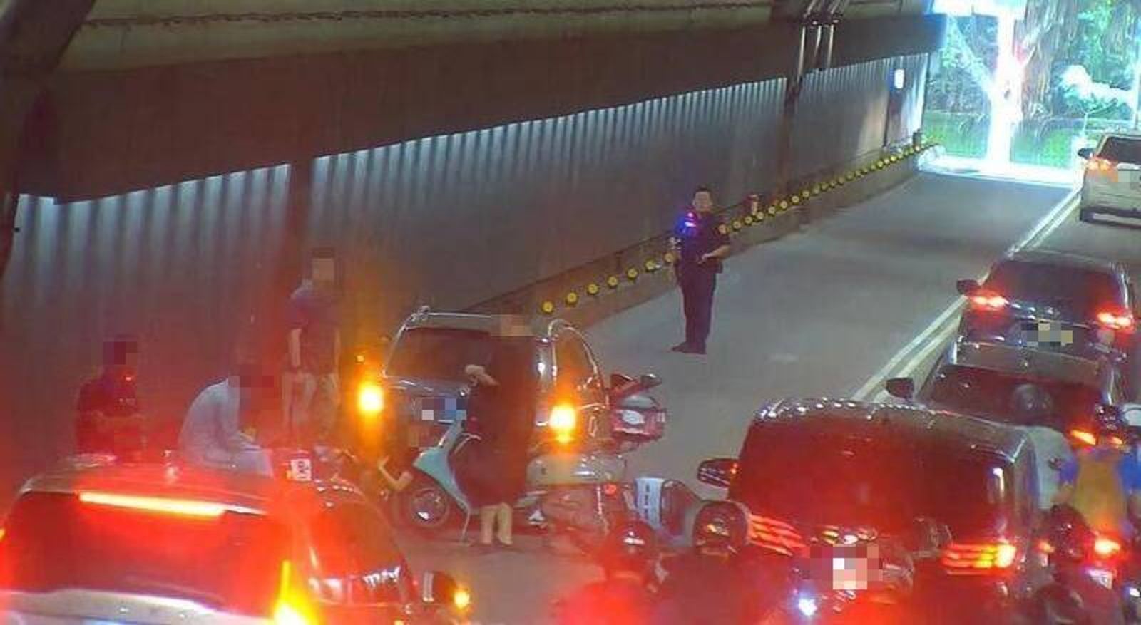 小週末大塞車!北市自強隧道追撞車禍 上班族哀嚎「打卡來不及」
