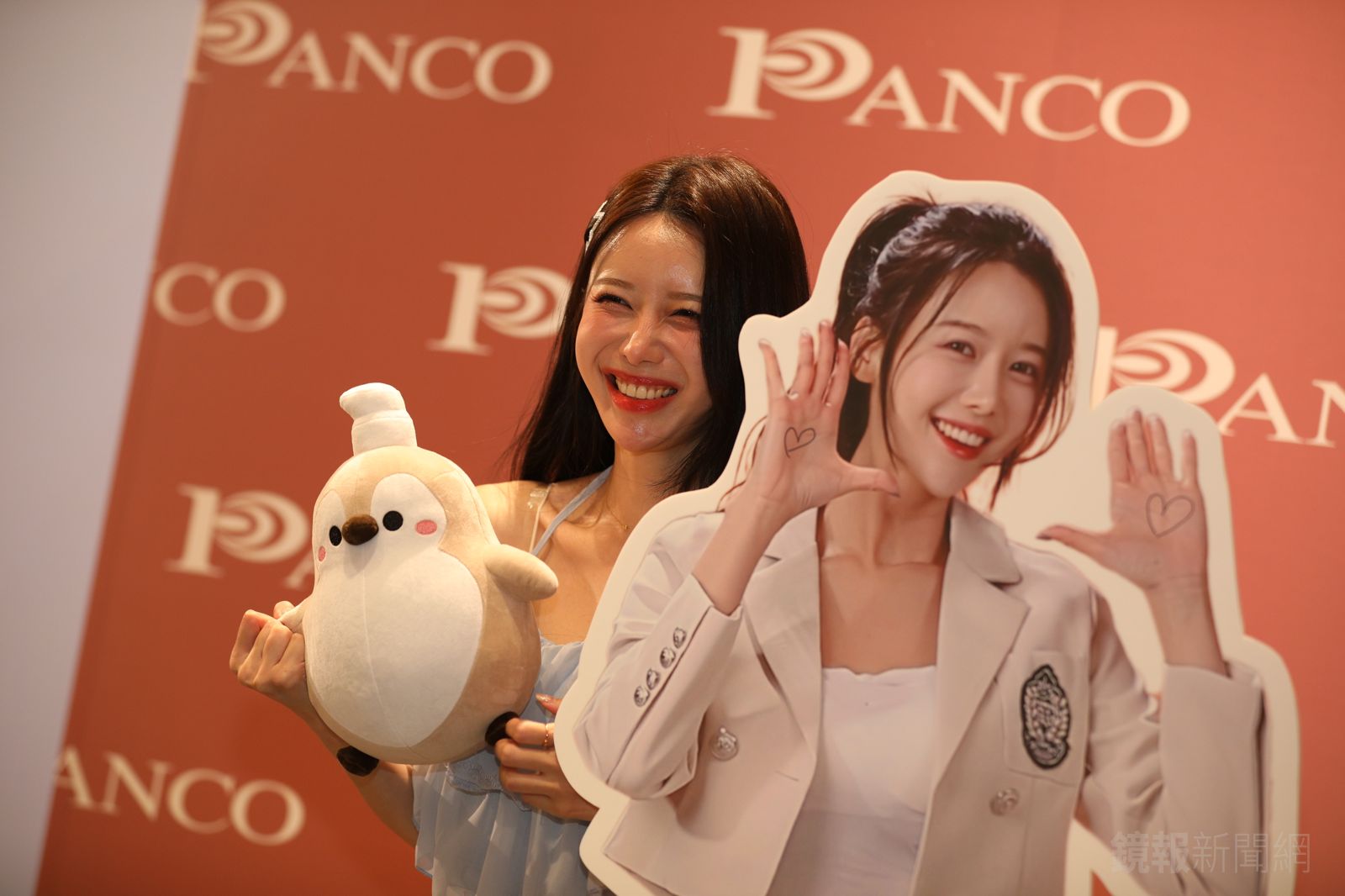 李雅英抽粉絲看中文「自信念:金~」 下一秒馬上道歉