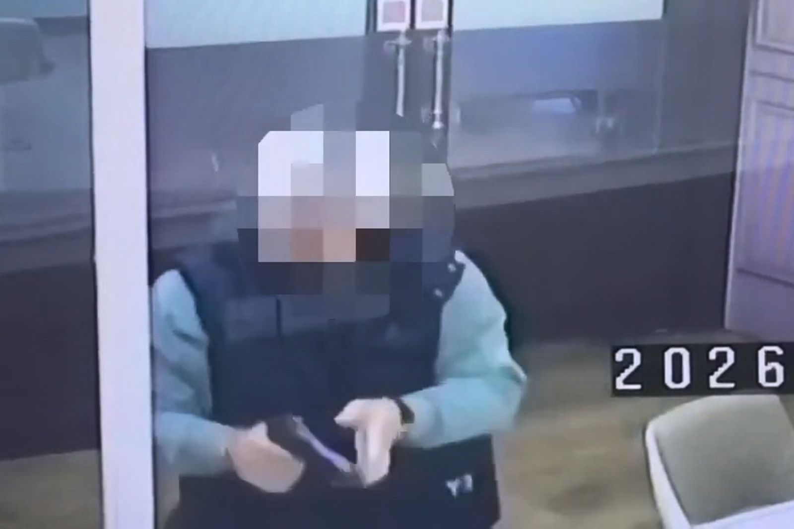 醋海掀波！男闖當鋪挾持老闆狂轟8槍　勇警「箭步奪槍」5分鐘神壓制