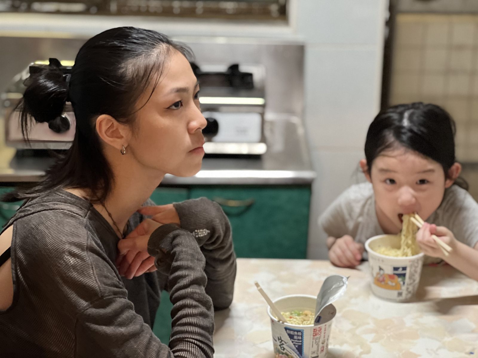 馬士媛(左)在《左撇子女孩》中展現年輕女性的堅毅與韌性,跟葉子綺飾演的天真直率的女童形成對比。光年映畫提供