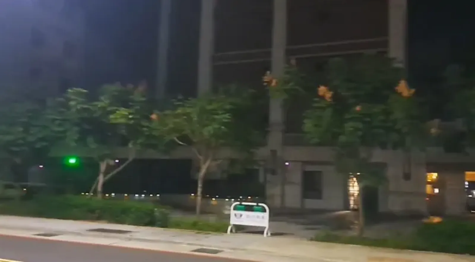 3名債主持槍到桃園蘆竹這處社區討債,過程中與債務人發生拉扯不慎走火,債主因此中彈。翻攝畫面