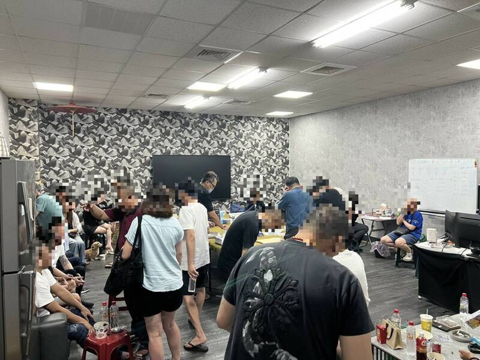 餐廳頂樓暗藏賭場　高雄鼓山分局破獲逮捕30人