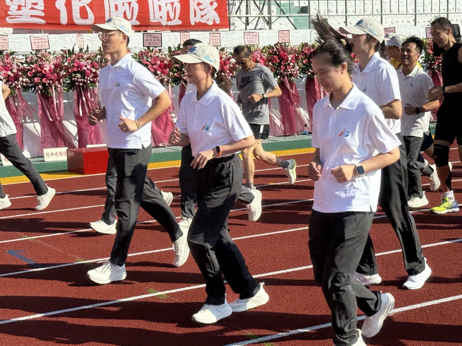 台塑運動會穿在身上運動服，是用南亞回收寶特瓶做聚酯纖維、台化回收漁網做尼龍，混紡製成。圖／陳宏銘攝