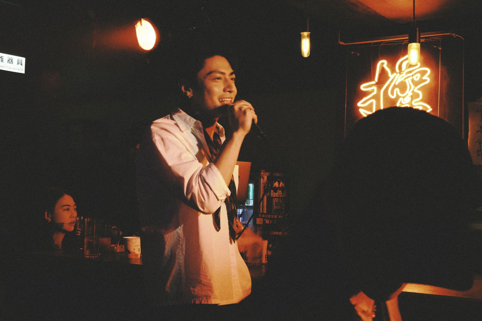 在「操場」喝到早上6點!宋柏緯帶妝狂歡全被拍