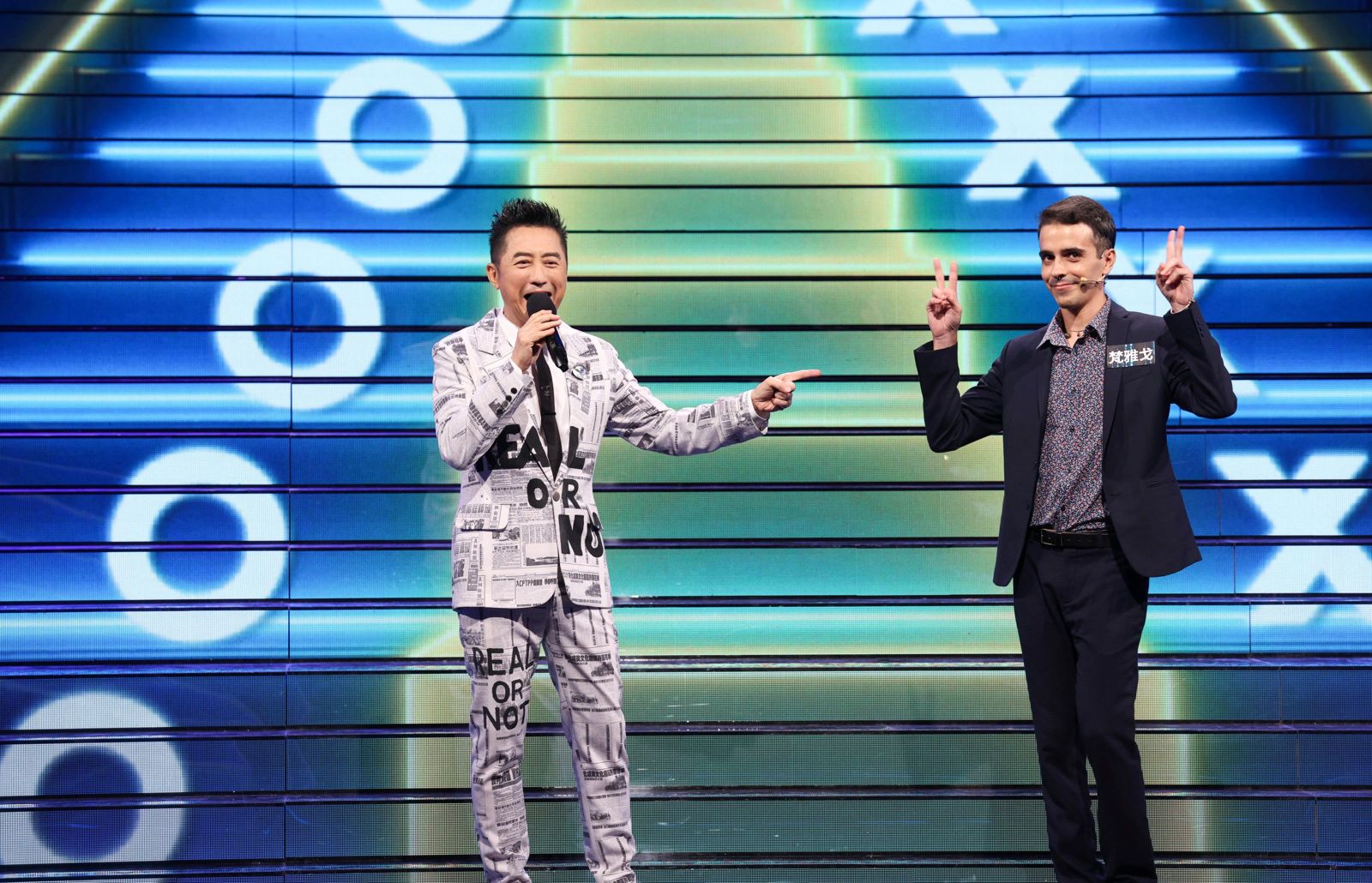 《哈！真相大白了》被西班牙網紅梵雅戈（右）告白是看你節目學中文的。公視提供